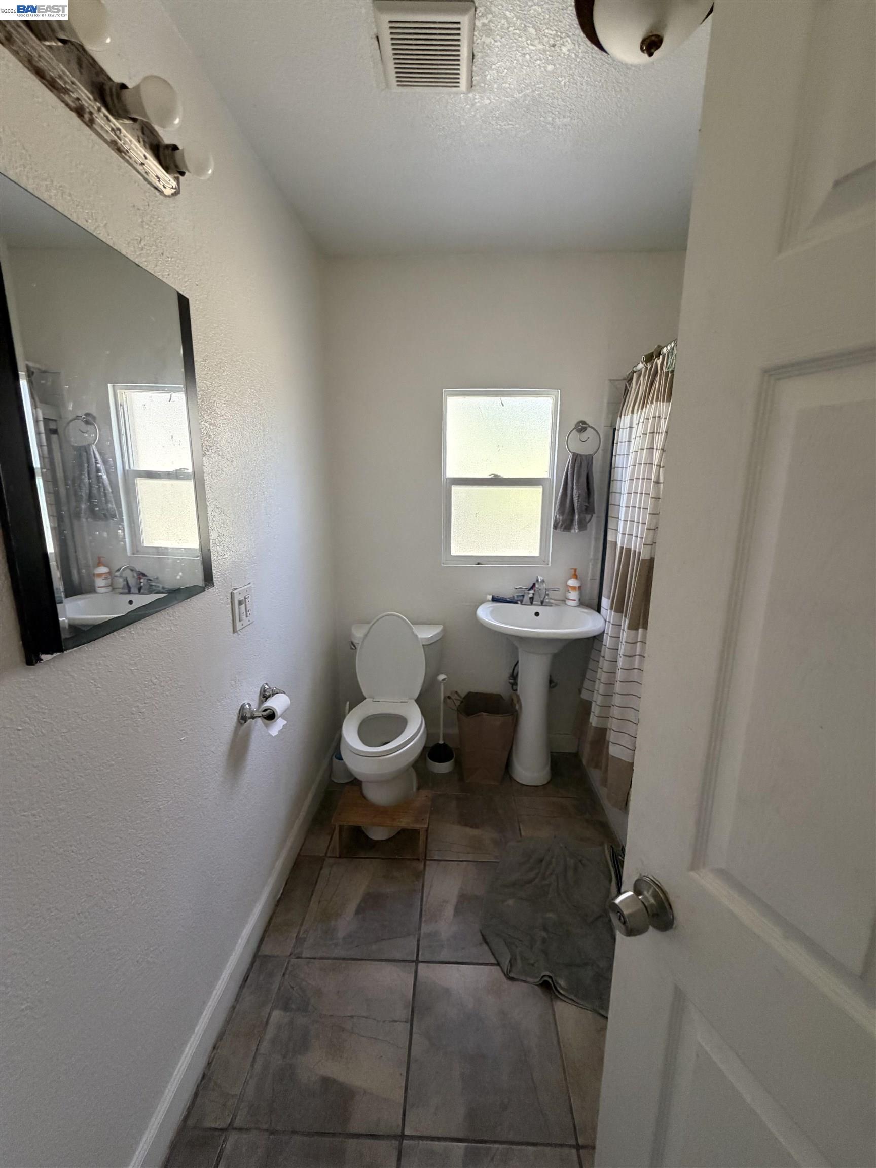 Detail Gallery Image 7 of 16 For 4058 Edwards Ave, Oakland,  CA 94605 - 3 Beds | 2 Baths