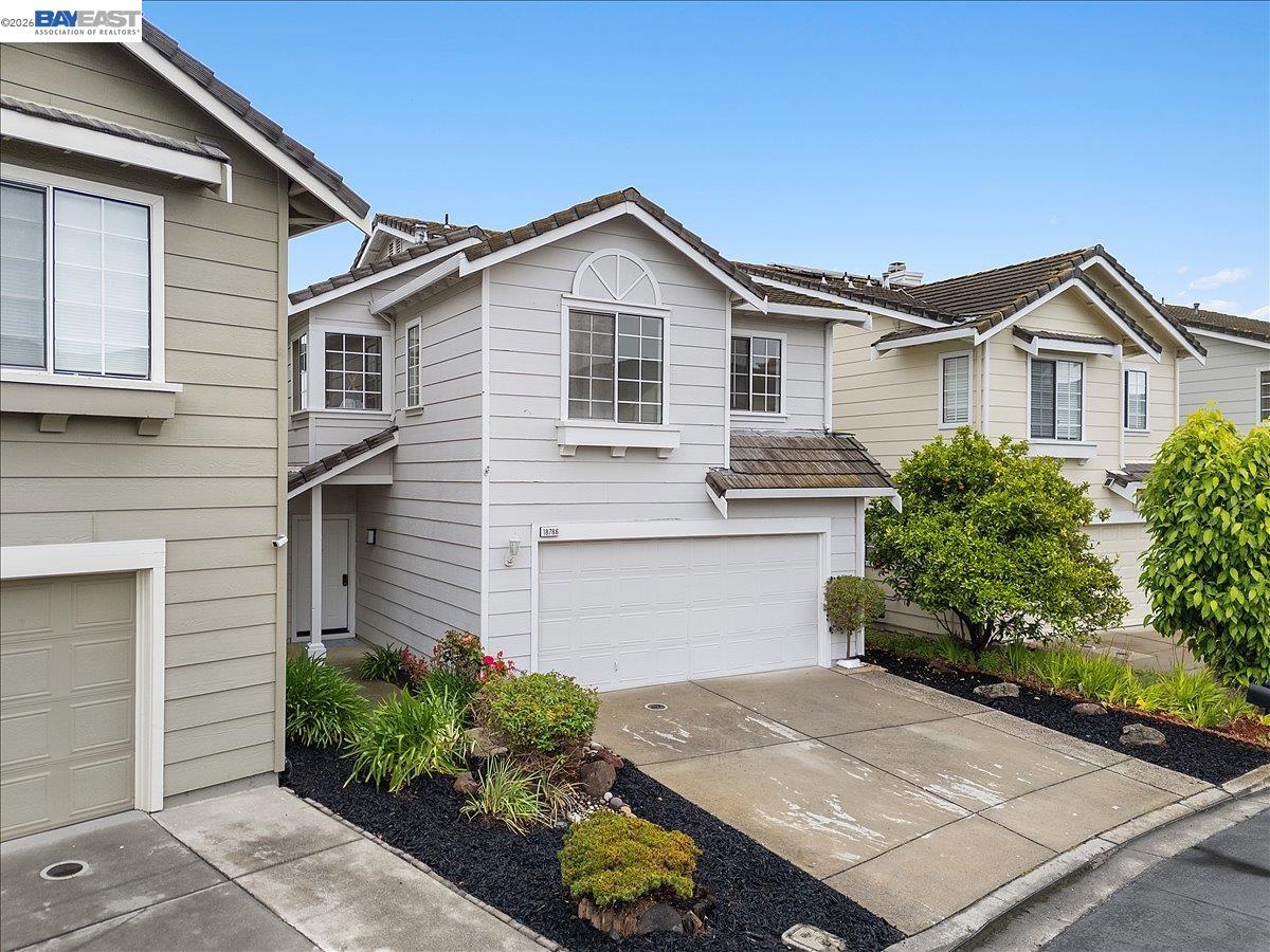 Detail Gallery Image 2 of 49 For 18786 Sydney Cir, Castro Valley,  CA 94546 - 4 Beds | 2/1 Baths