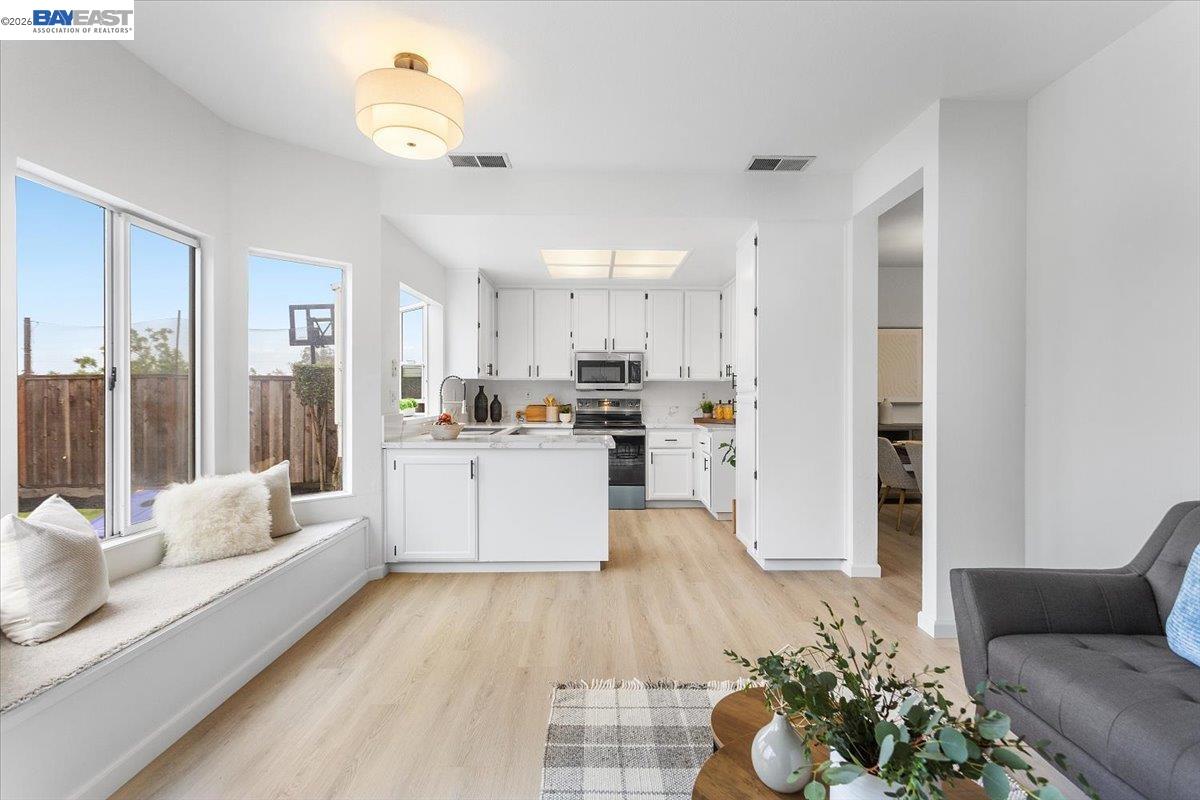 Detail Gallery Image 11 of 49 For 18786 Sydney Cir, Castro Valley,  CA 94546 - 4 Beds | 2/1 Baths