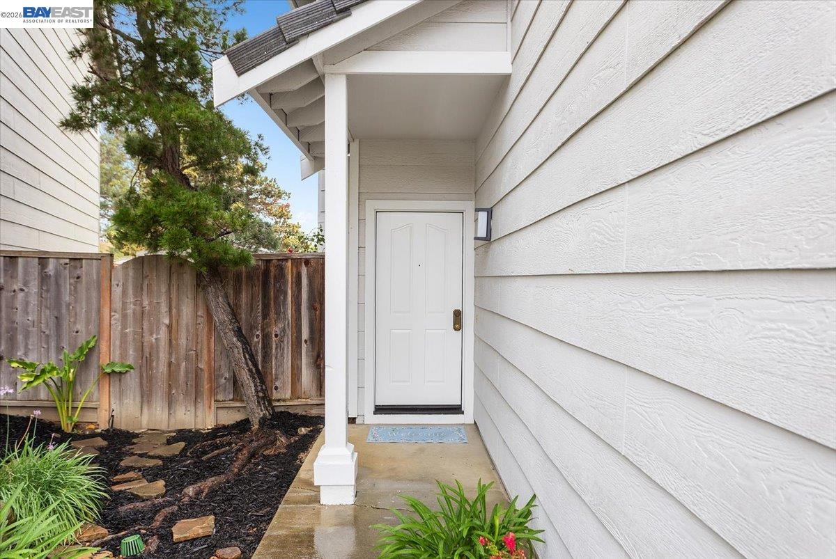 Detail Gallery Image 3 of 49 For 18786 Sydney Cir, Castro Valley,  CA 94546 - 4 Beds | 2/1 Baths