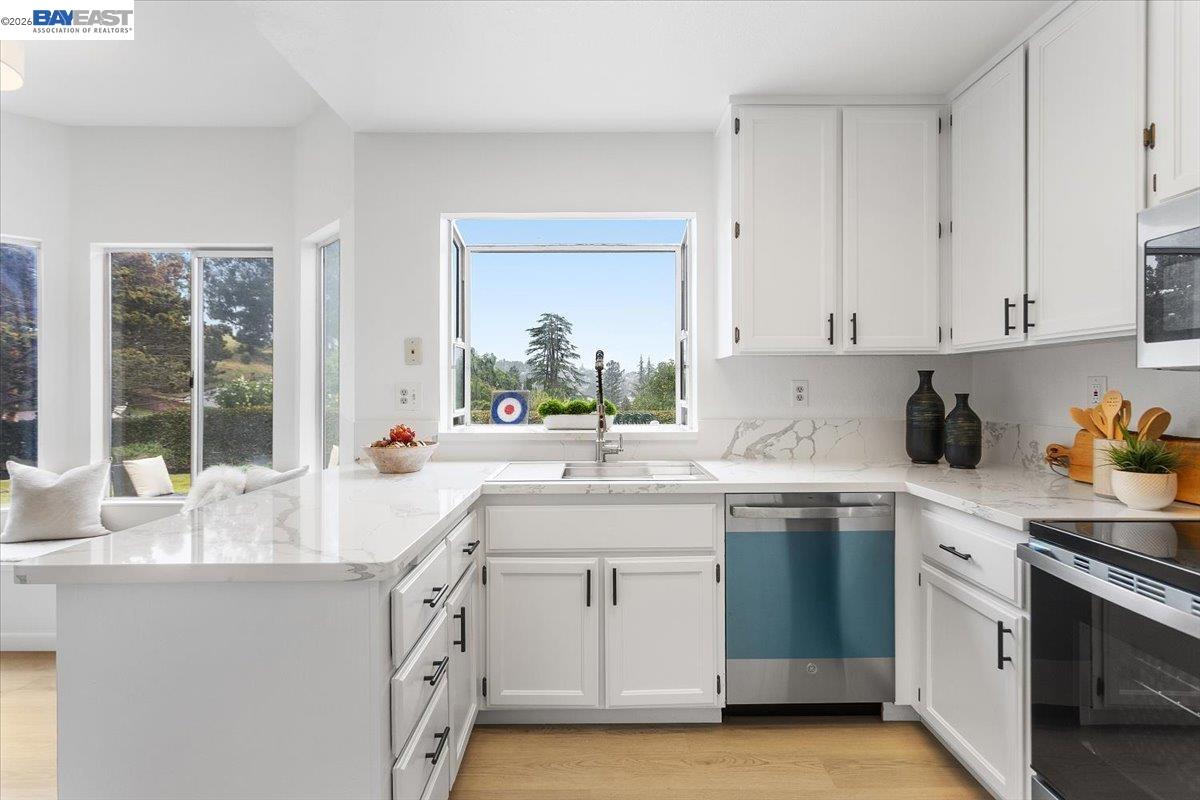 Detail Gallery Image 7 of 49 For 18786 Sydney Cir, Castro Valley,  CA 94546 - 4 Beds | 2/1 Baths