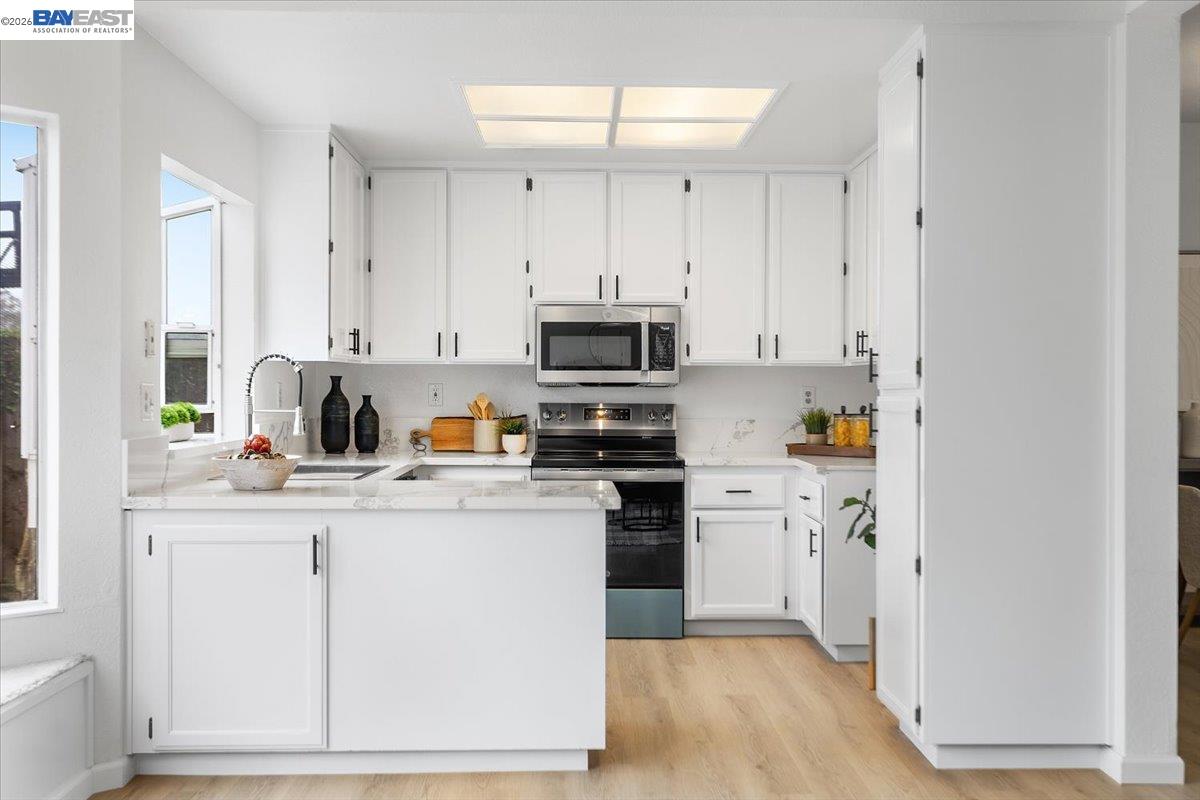 Detail Gallery Image 8 of 49 For 18786 Sydney Cir, Castro Valley,  CA 94546 - 4 Beds | 2/1 Baths