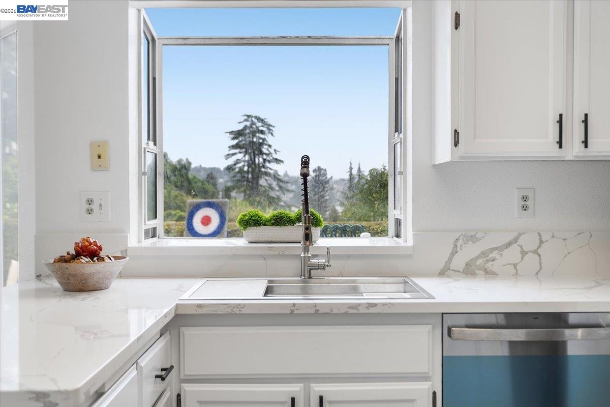 Detail Gallery Image 9 of 49 For 18786 Sydney Cir, Castro Valley,  CA 94546 - 4 Beds | 2/1 Baths