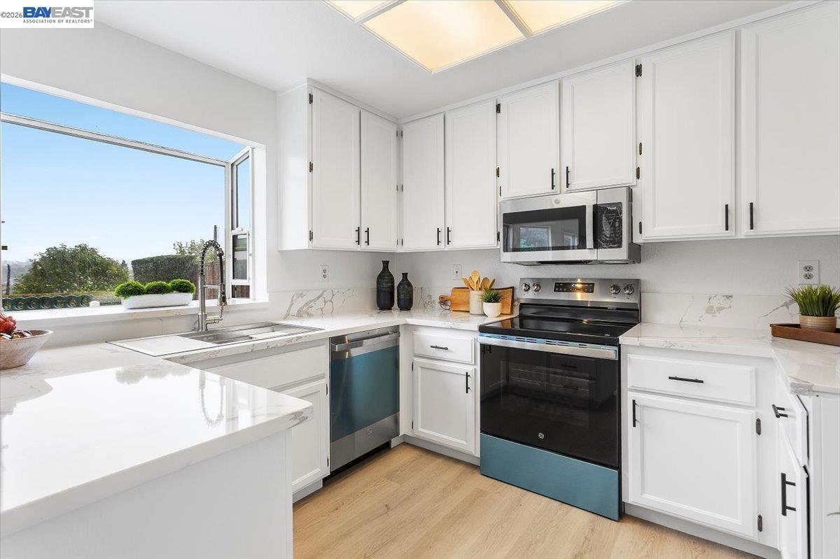 Detail Gallery Image 10 of 49 For 18786 Sydney Cir, Castro Valley,  CA 94546 - 4 Beds | 2/1 Baths