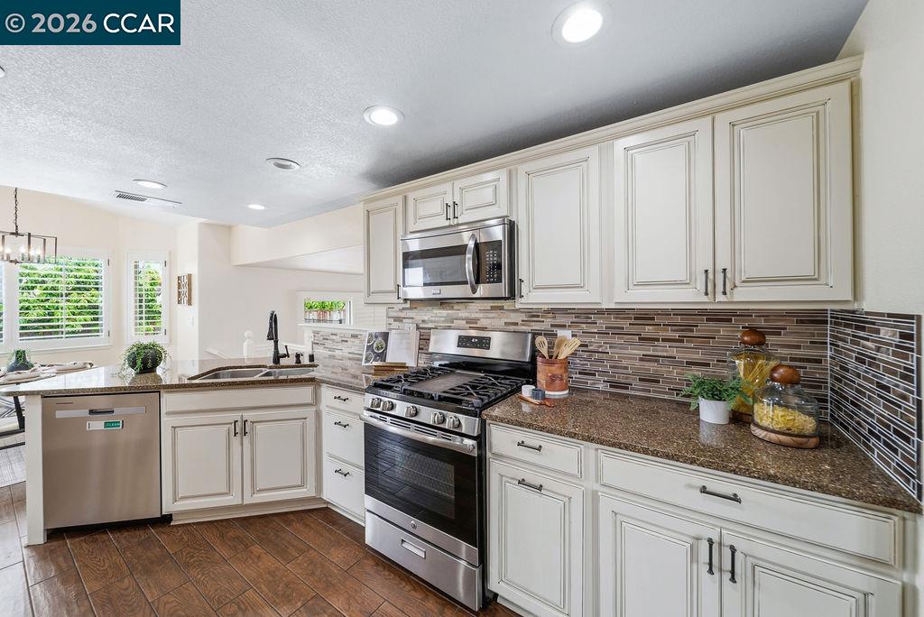 Detail Gallery Image 13 of 51 For 1520 Thistle Ct, Oakley,  CA 94561 - 5 Beds | 3 Baths