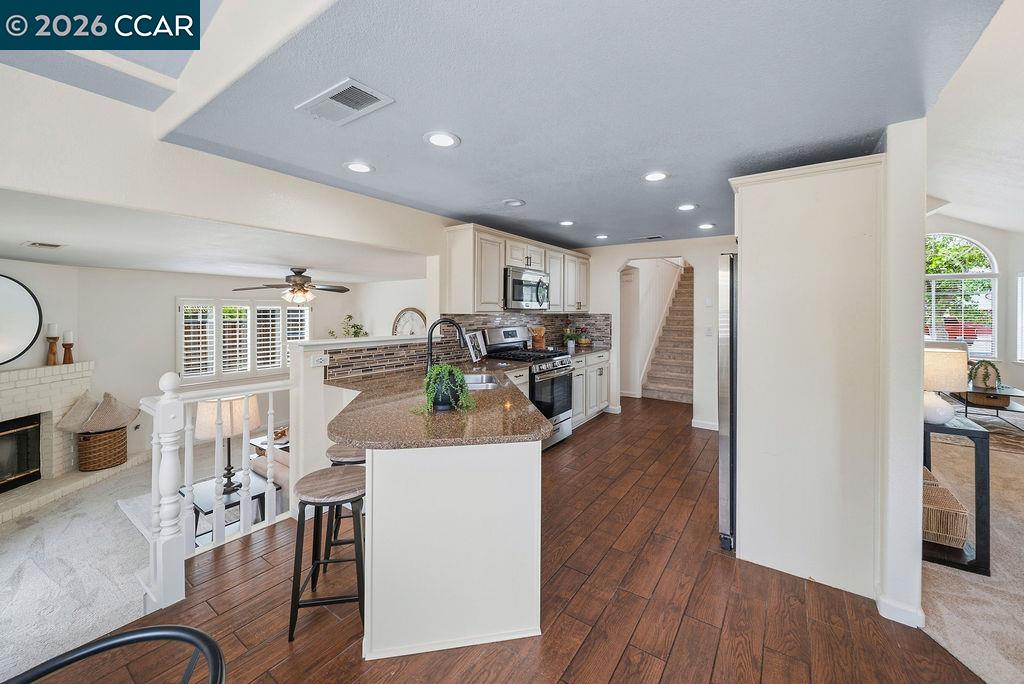 Detail Gallery Image 10 of 51 For 1520 Thistle Ct, Oakley,  CA 94561 - 5 Beds | 3 Baths