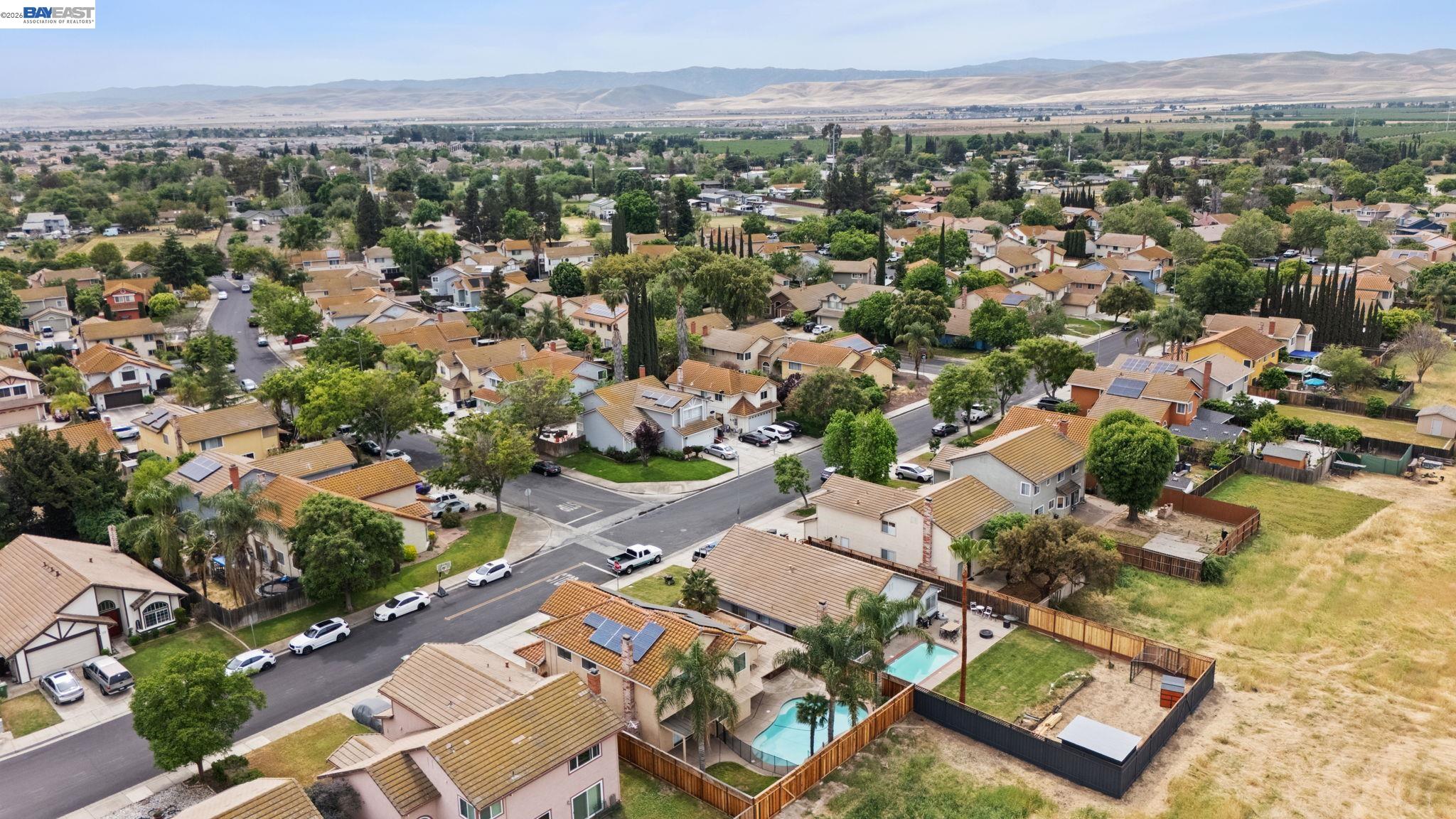 Detail Gallery Image 4 of 33 For 1781 Summertime, Tracy,  CA 95376 - 4 Beds | 2/1 Baths