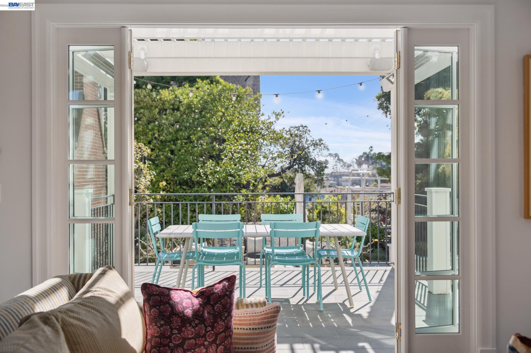 1121 BAY STREET, Alameda, CA, 94501