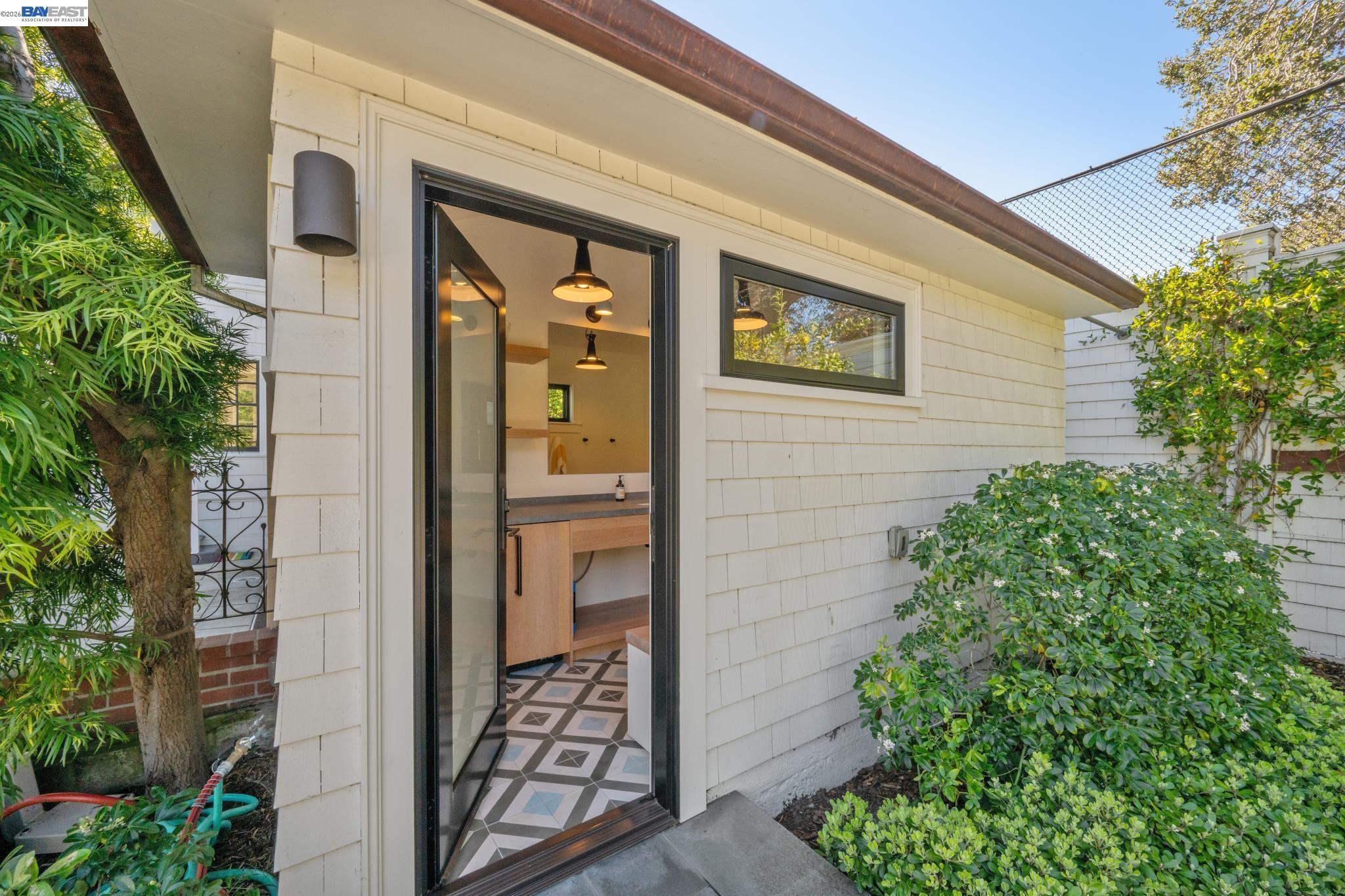 1121 BAY STREET, Alameda, CA, 94501