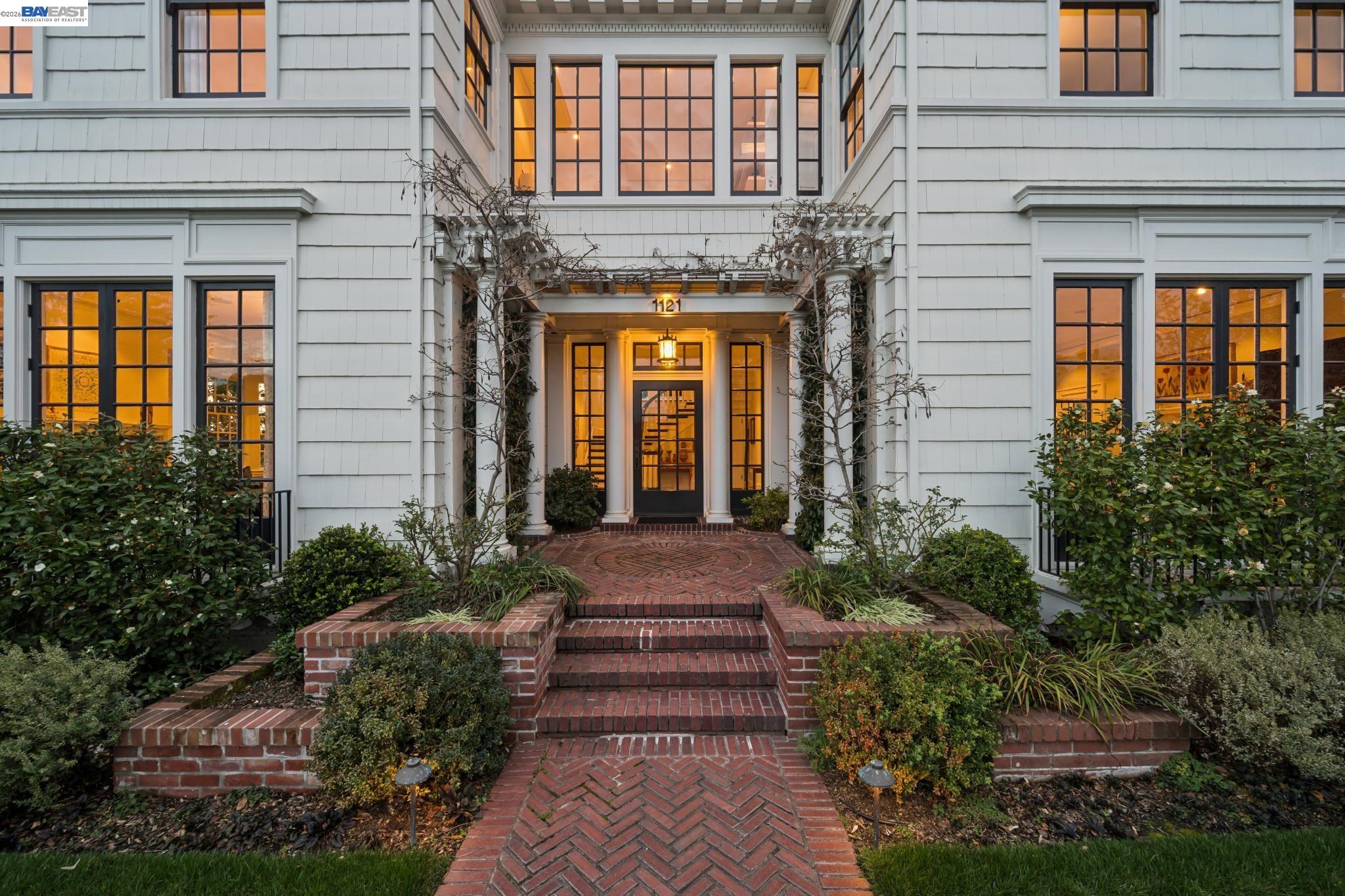 1121 BAY STREET, Alameda, CA, 94501