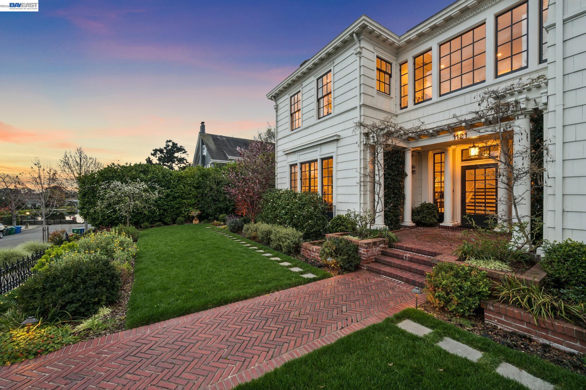 1121 BAY STREET, Alameda, CA, 94501