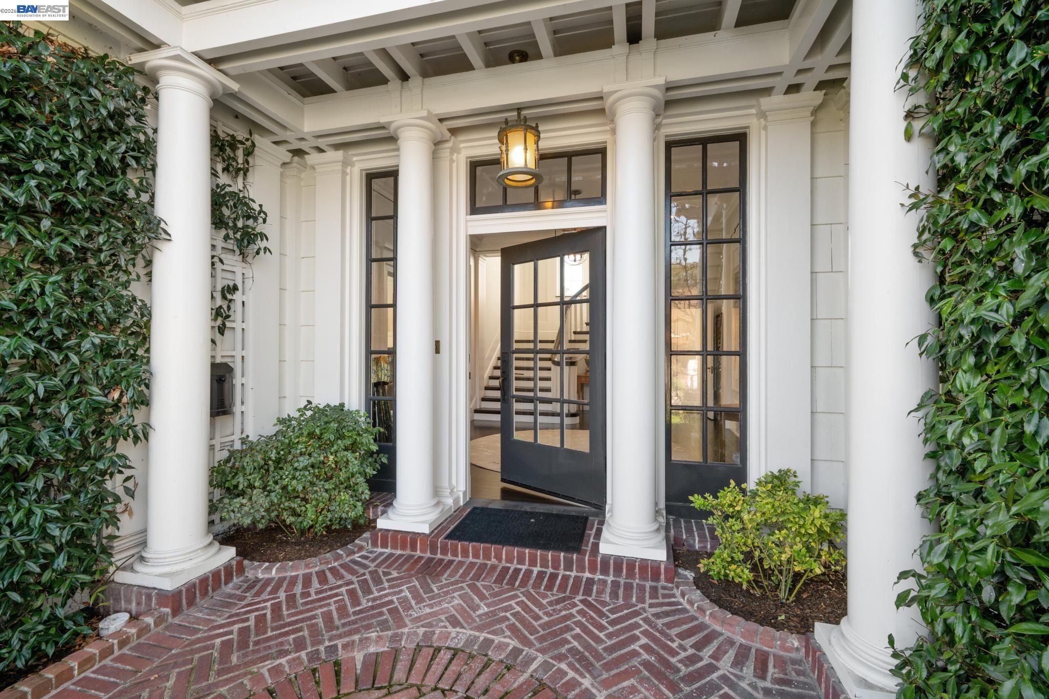 1121 BAY STREET, Alameda, CA, 94501