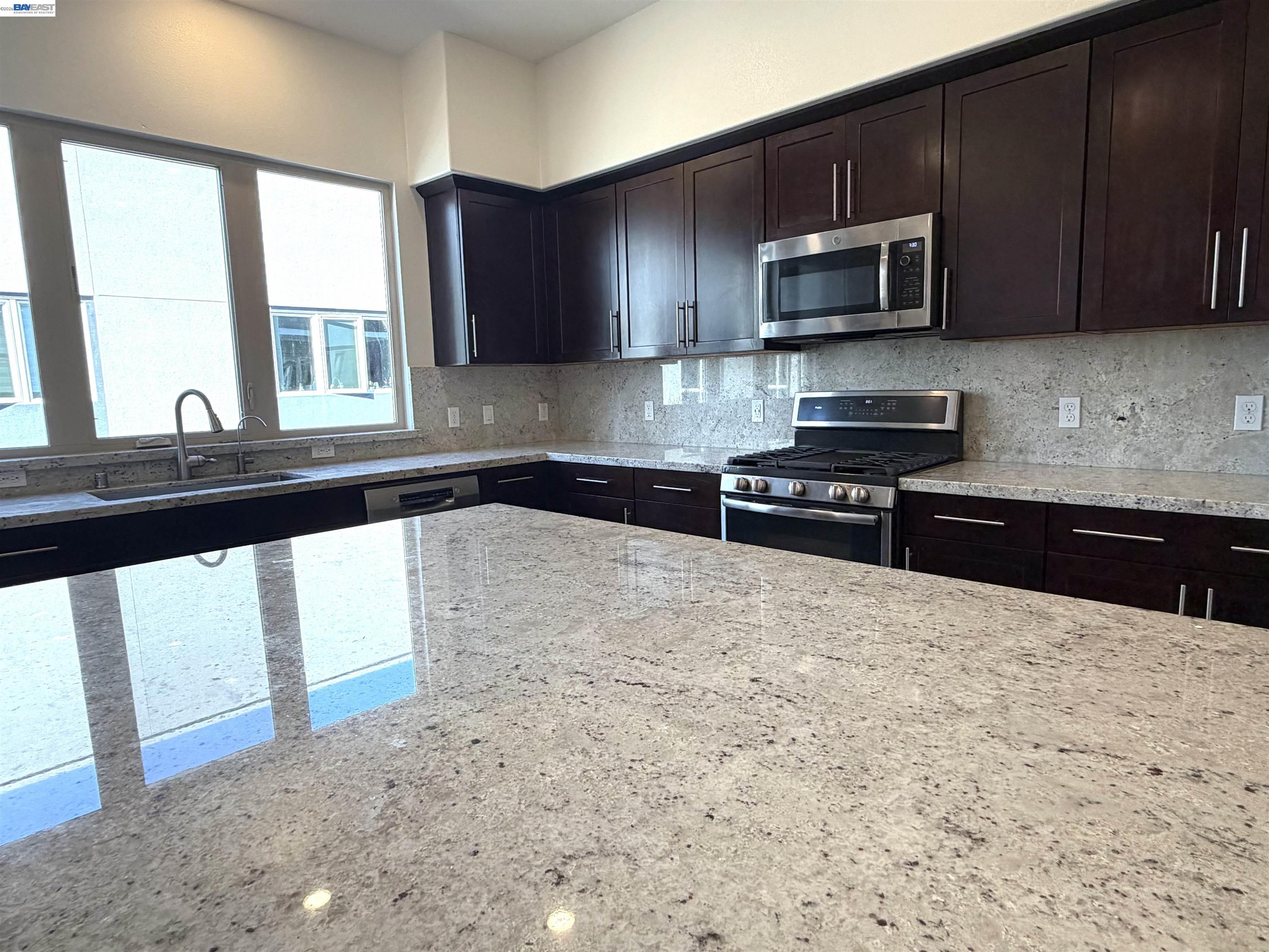 Detail Gallery Image 9 of 51 For 1625 Delano St #31,  Milpitas,  CA 95035 - 3 Beds | 2/1 Baths