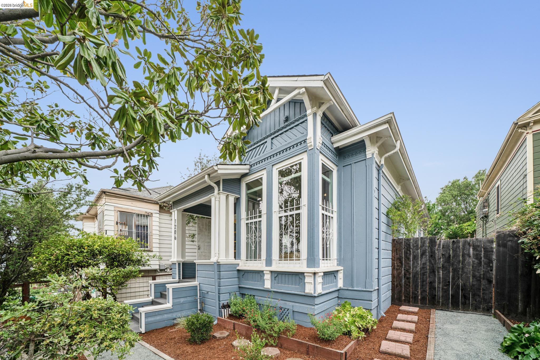 Detail Gallery Image 3 of 44 For 1206 E 22nd St, Oakland,  CA 94606 - 3 Beds | 1 Baths