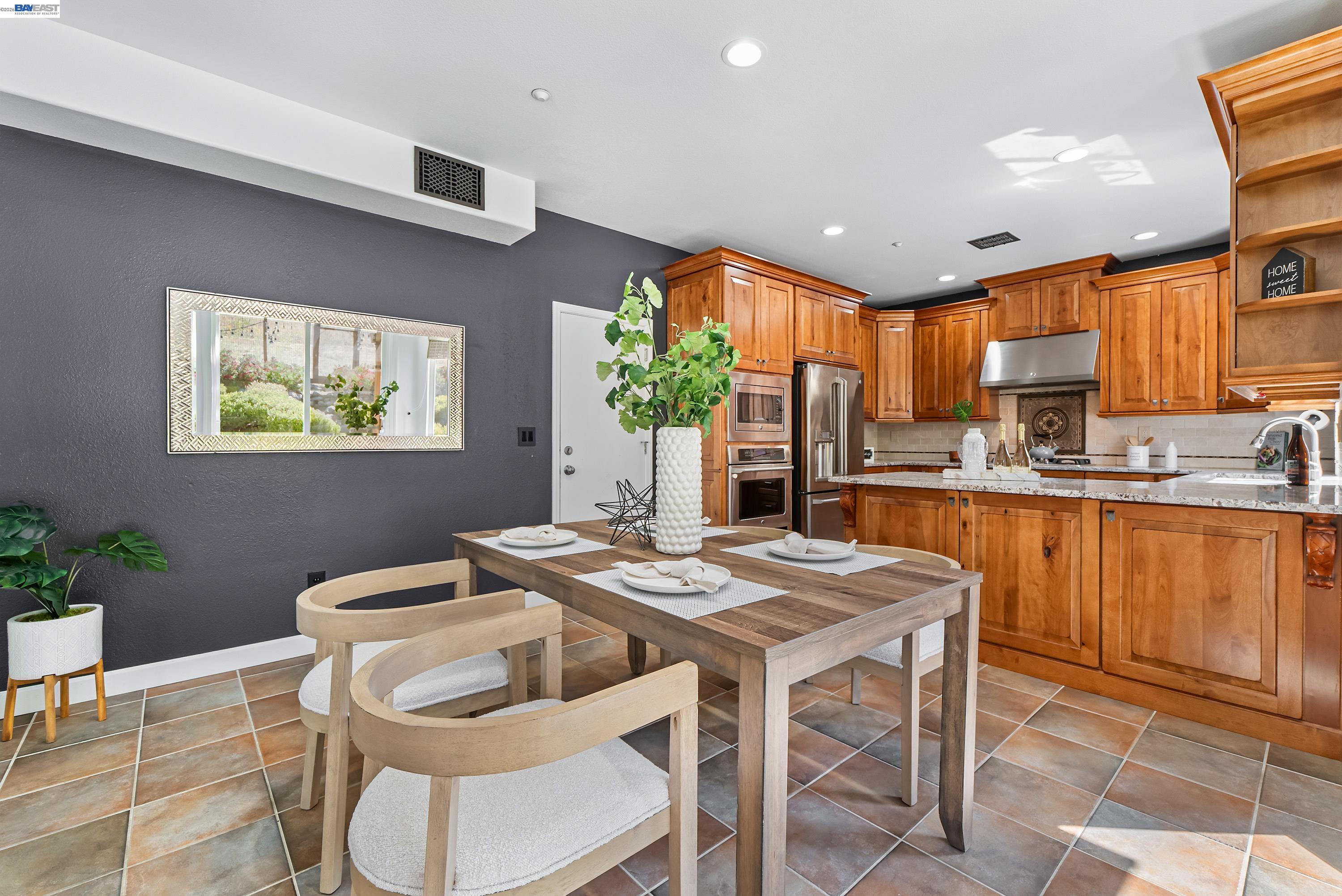 Detail Gallery Image 10 of 43 For 43 Ferdinand Way, Novato,  CA 94949 - 3 Beds | 2/1 Baths