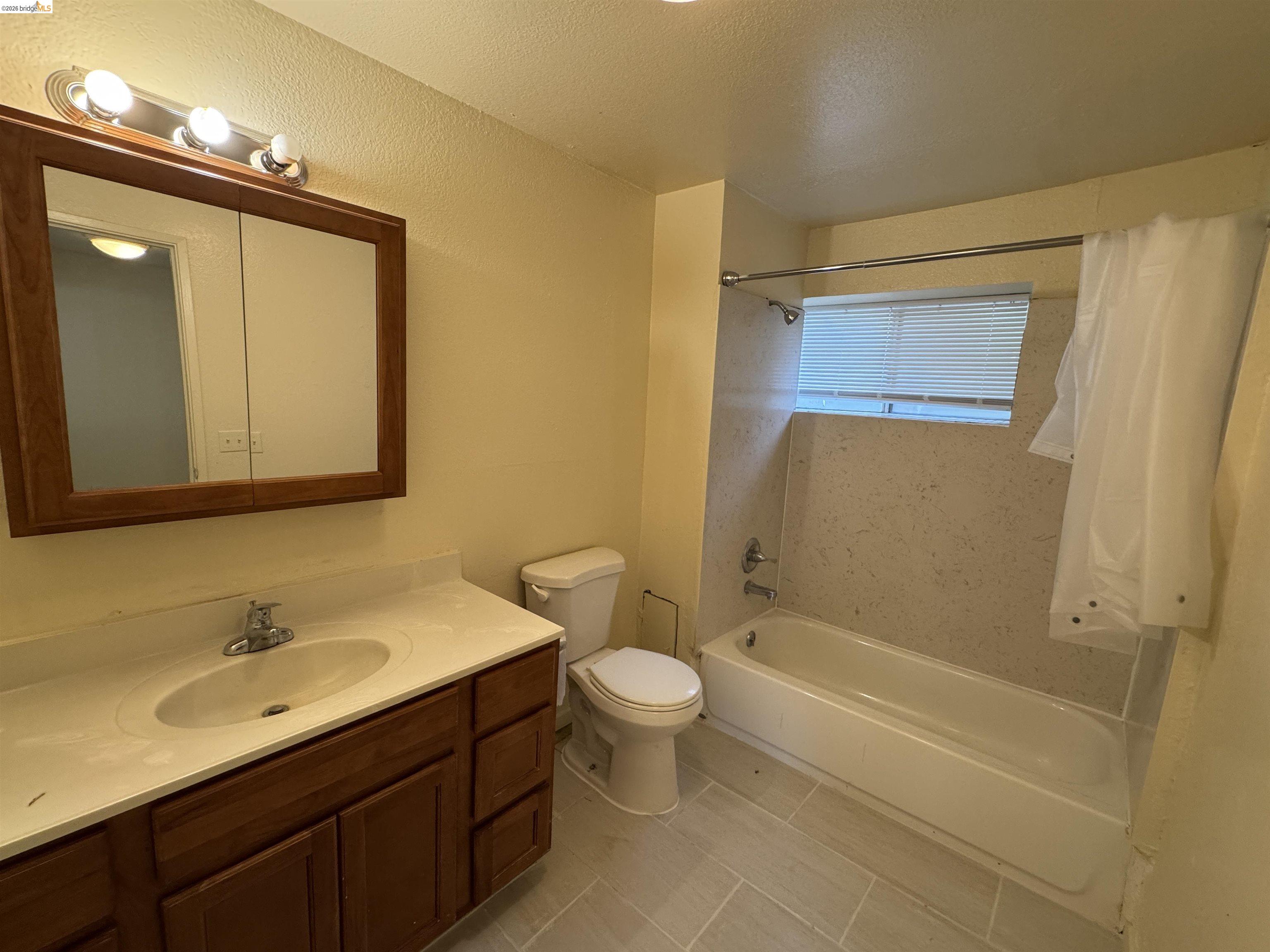 Detail Gallery Image 10 of 16 For 2151 E 24th Street, Oakland,  CA 94606 - – Beds | – Baths