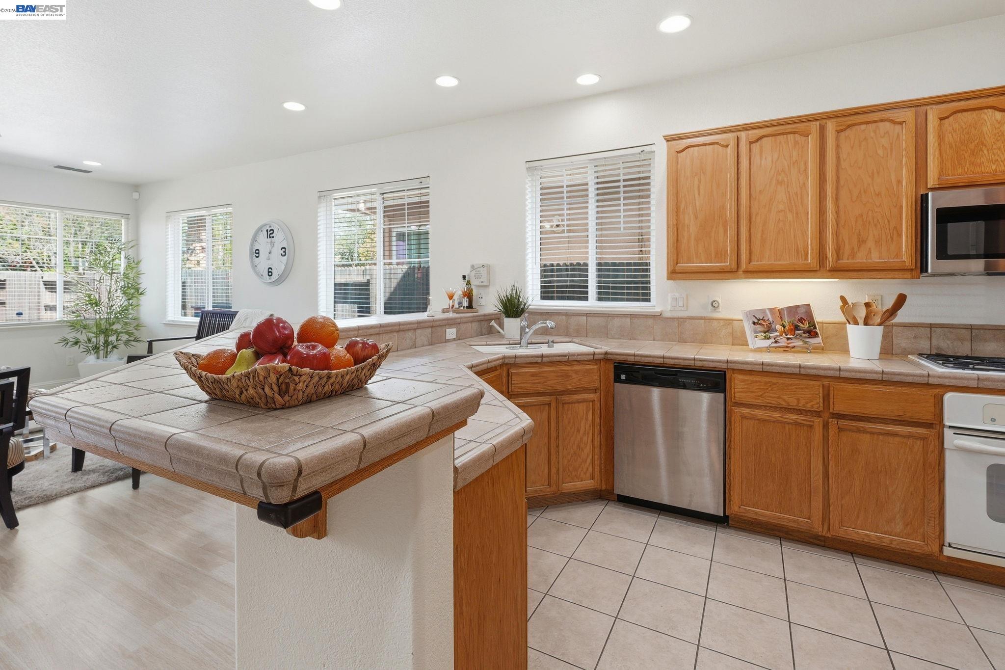 Detail Gallery Image 13 of 46 For 1339 Cherry Blossom, Tracy,  CA 95377-8818 - 6 Beds | 4/1 Baths