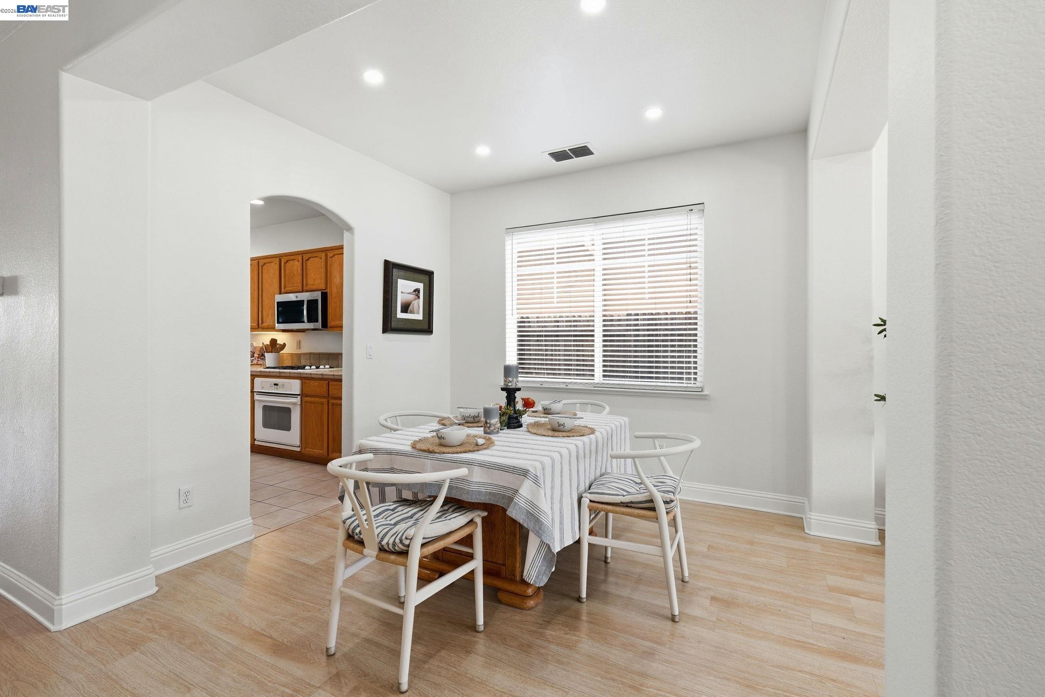 Detail Gallery Image 8 of 46 For 1339 Cherry Blossom, Tracy,  CA 95377-8818 - 6 Beds | 4/1 Baths