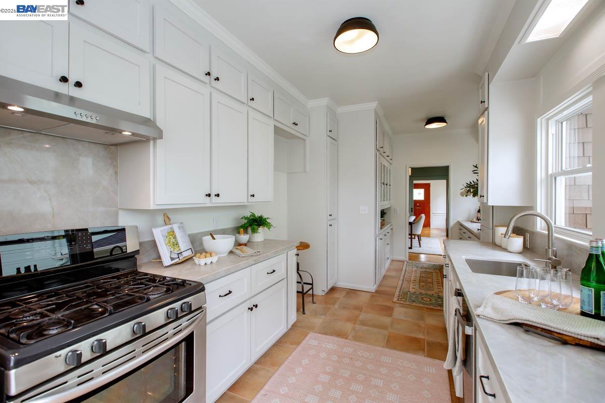 Detail Gallery Image 16 of 60 For 1716 Santa Clara Ave, Alameda,  CA 94501 - 6 Beds | 2 Baths