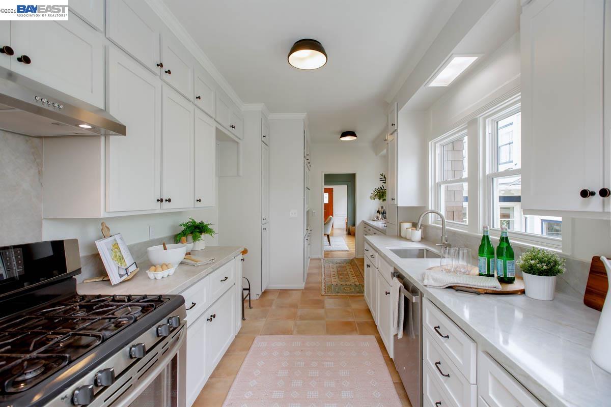 Detail Gallery Image 17 of 60 For 1716 Santa Clara Ave, Alameda,  CA 94501 - 6 Beds | 2 Baths