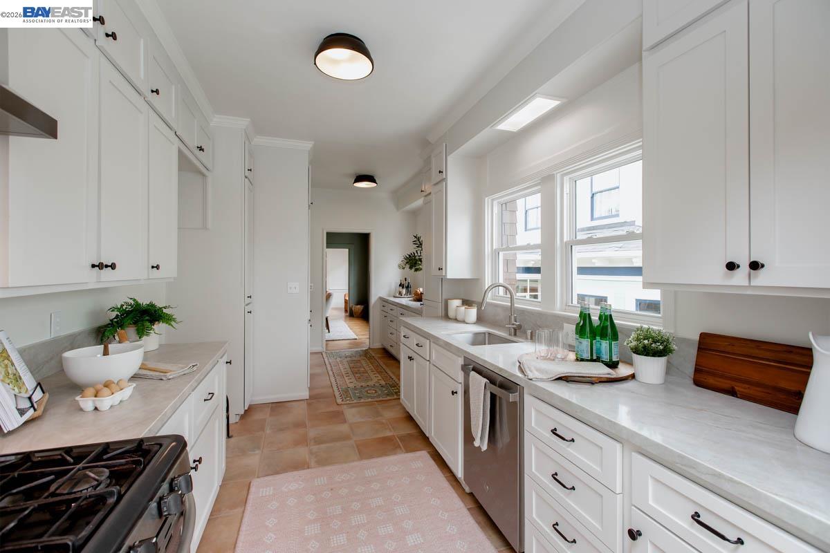 Detail Gallery Image 18 of 60 For 1716 Santa Clara Ave, Alameda,  CA 94501 - 6 Beds | 2 Baths