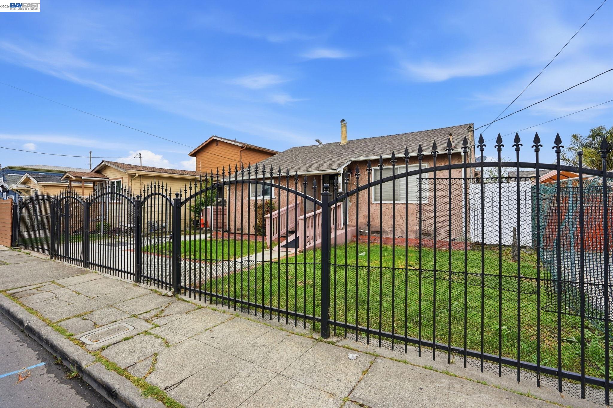 Detail Gallery Image 2 of 23 For 1021 72nd Ave, Oakland,  CA 94621 - 2 Beds | 2 Baths