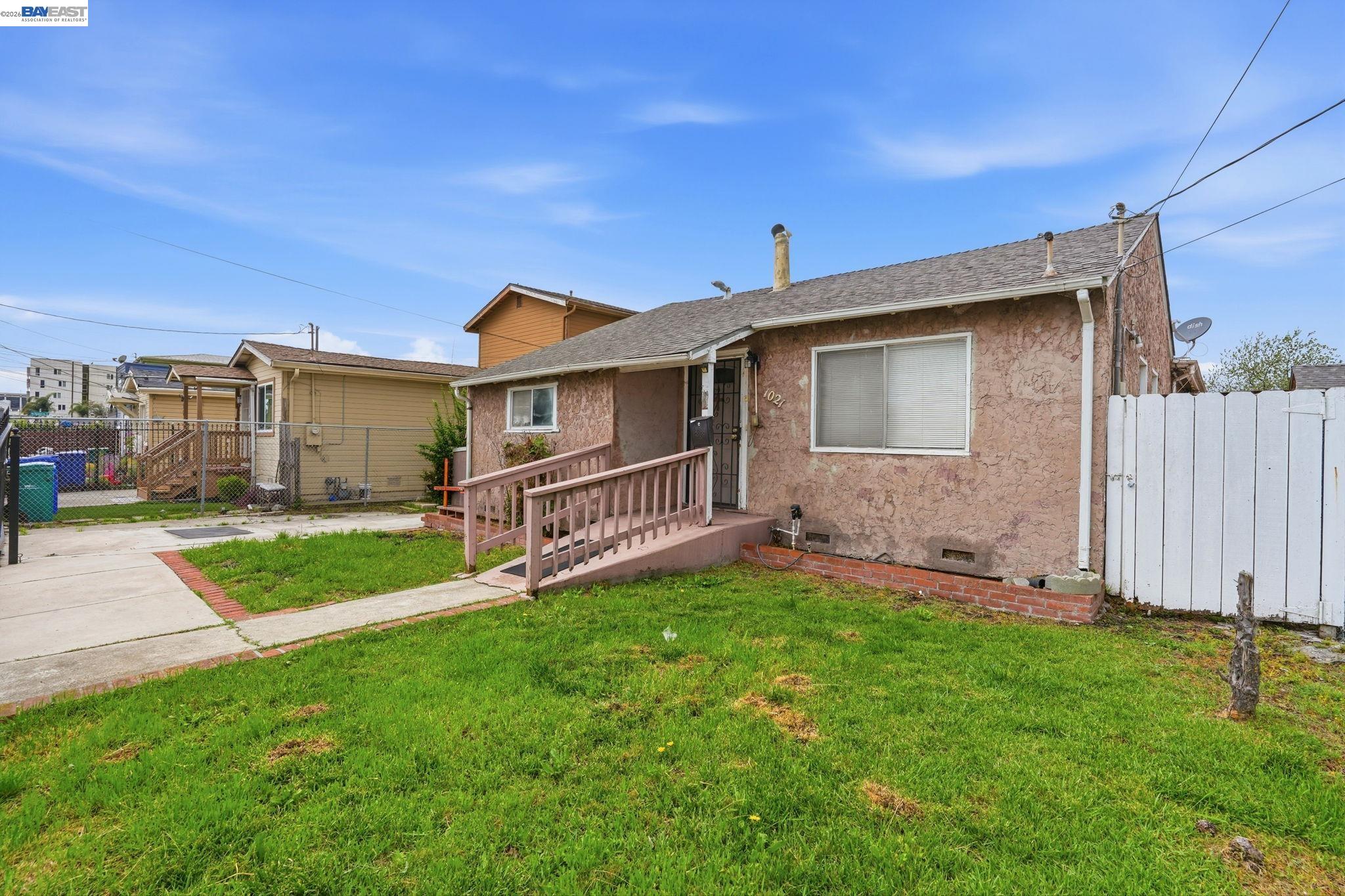 Detail Gallery Image 4 of 23 For 1021 72nd Ave, Oakland,  CA 94621 - 2 Beds | 2 Baths