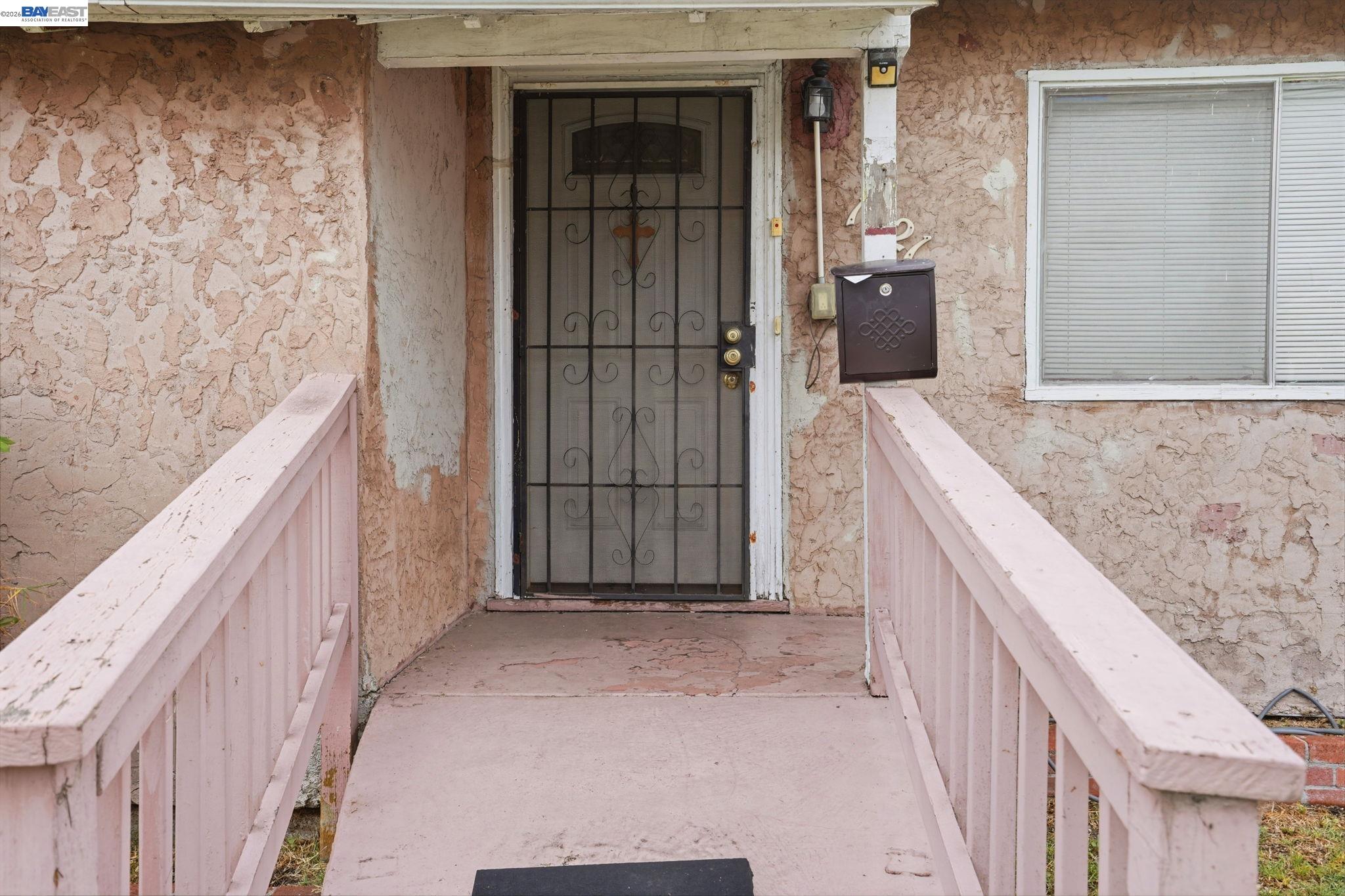 Detail Gallery Image 5 of 23 For 1021 72nd Ave, Oakland,  CA 94621 - 2 Beds | 2 Baths