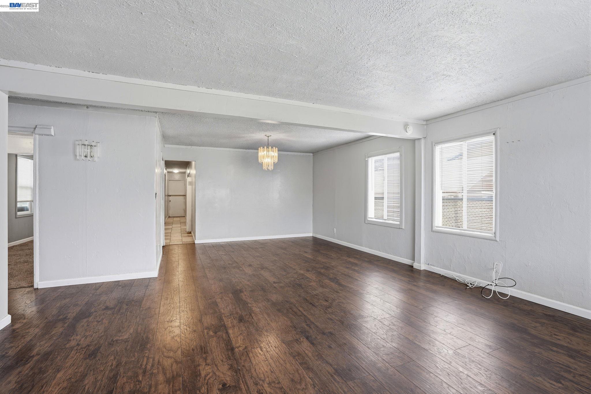 Detail Gallery Image 6 of 23 For 1021 72nd Ave, Oakland,  CA 94621 - 2 Beds | 2 Baths