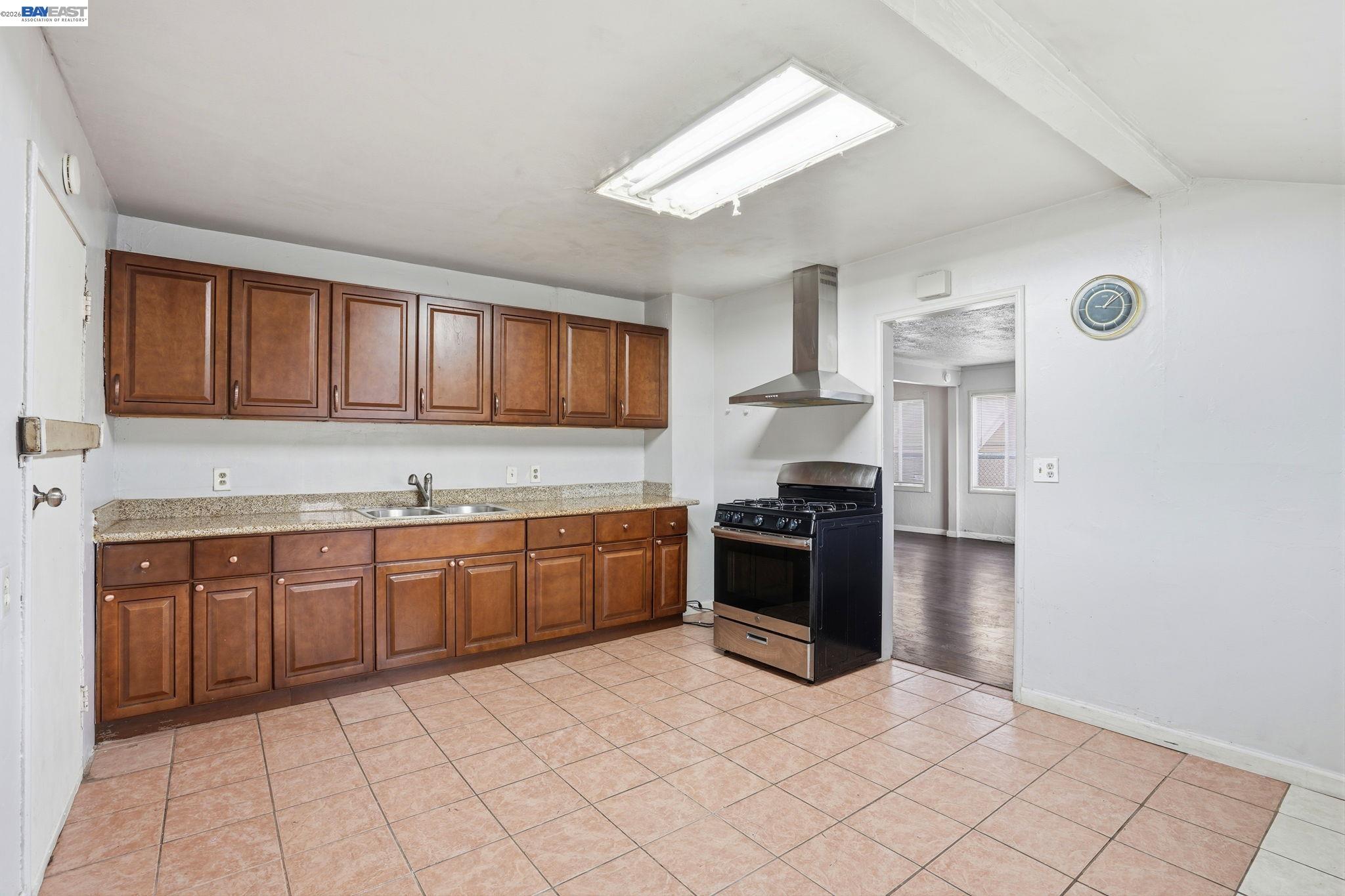 Detail Gallery Image 8 of 23 For 1021 72nd Ave, Oakland,  CA 94621 - 2 Beds | 2 Baths