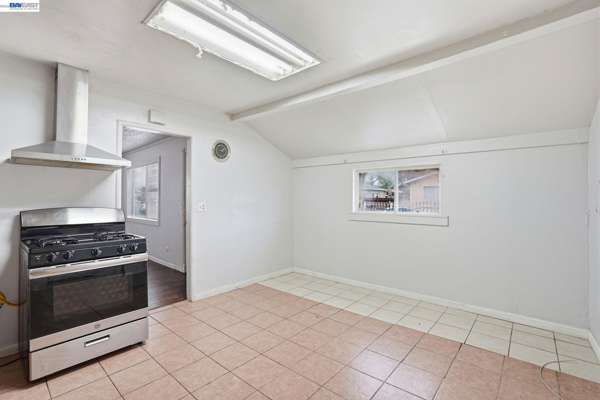 Detail Gallery Image 9 of 23 For 1021 72nd Ave, Oakland,  CA 94621 - 2 Beds | 2 Baths