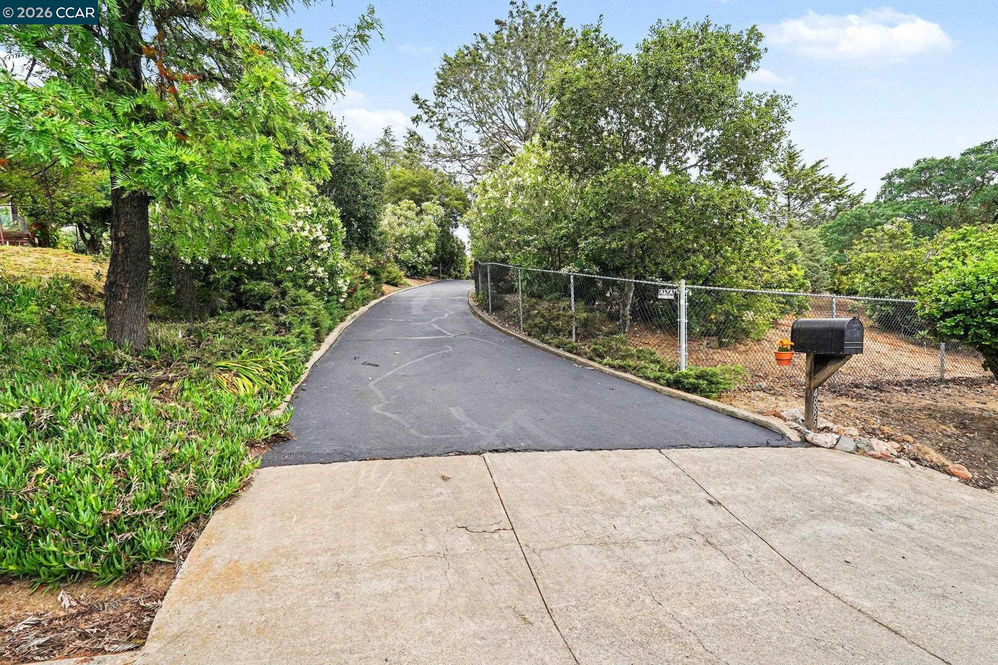 Detail Gallery Image 2 of 49 For 4885 Milden Rd, Martinez,  CA 94553 - 6 Beds | 3/2 Baths