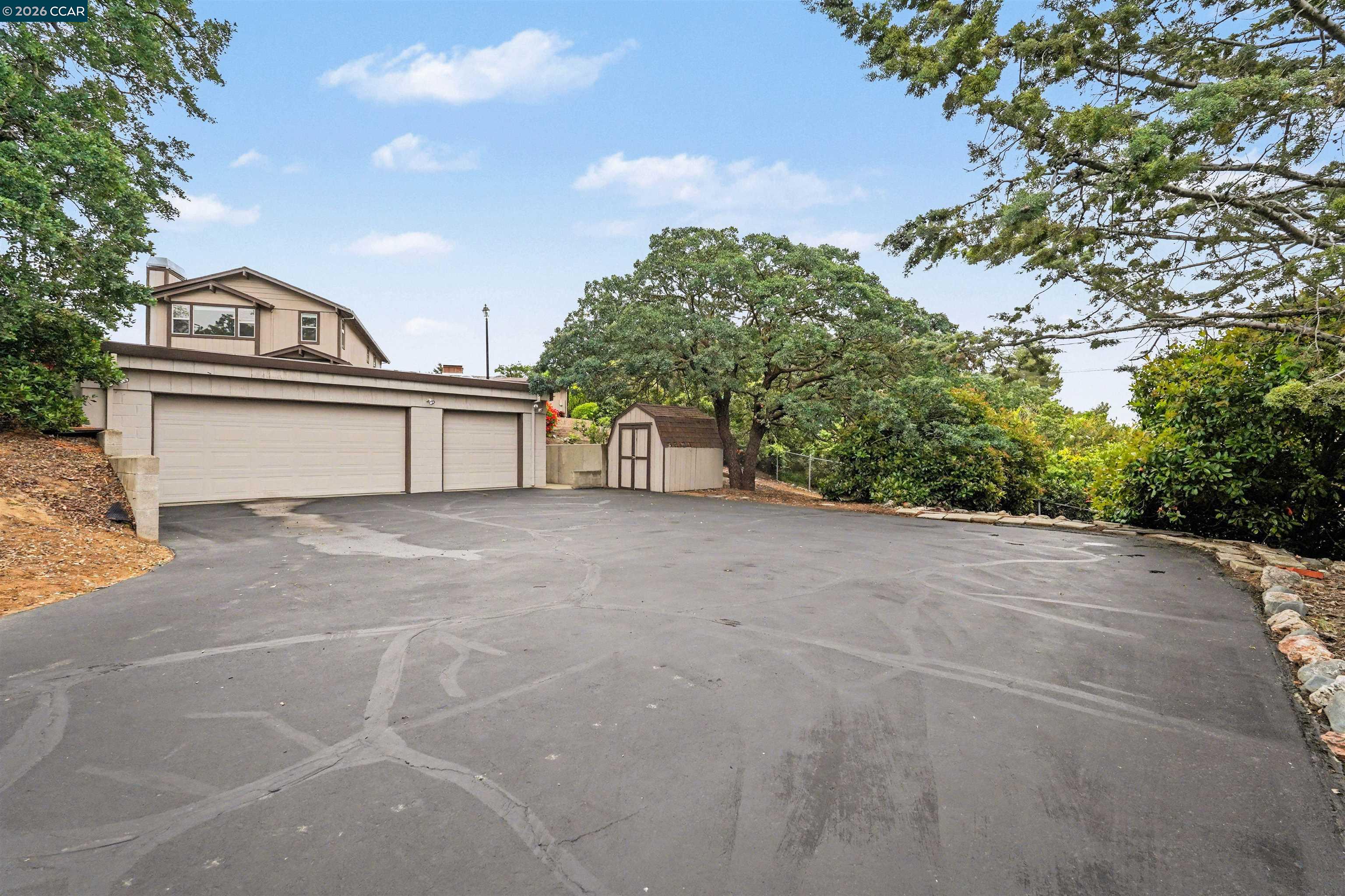 Detail Gallery Image 6 of 49 For 4885 Milden Rd, Martinez,  CA 94553 - 6 Beds | 3/2 Baths