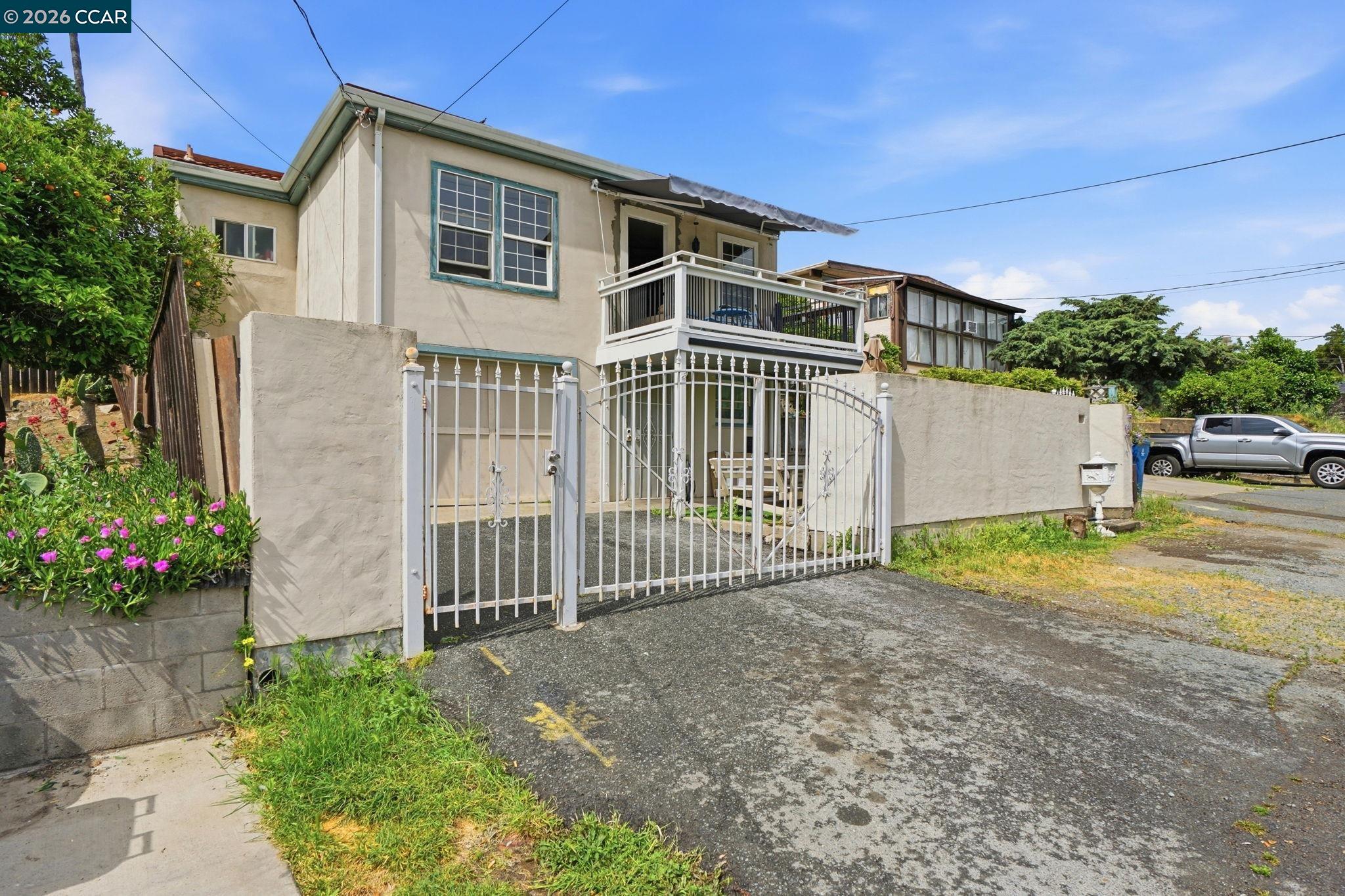 Detail Gallery Image 2 of 30 For 1035 Santa Fe Ave, Martinez,  CA 94553 - 2 Beds | 2 Baths