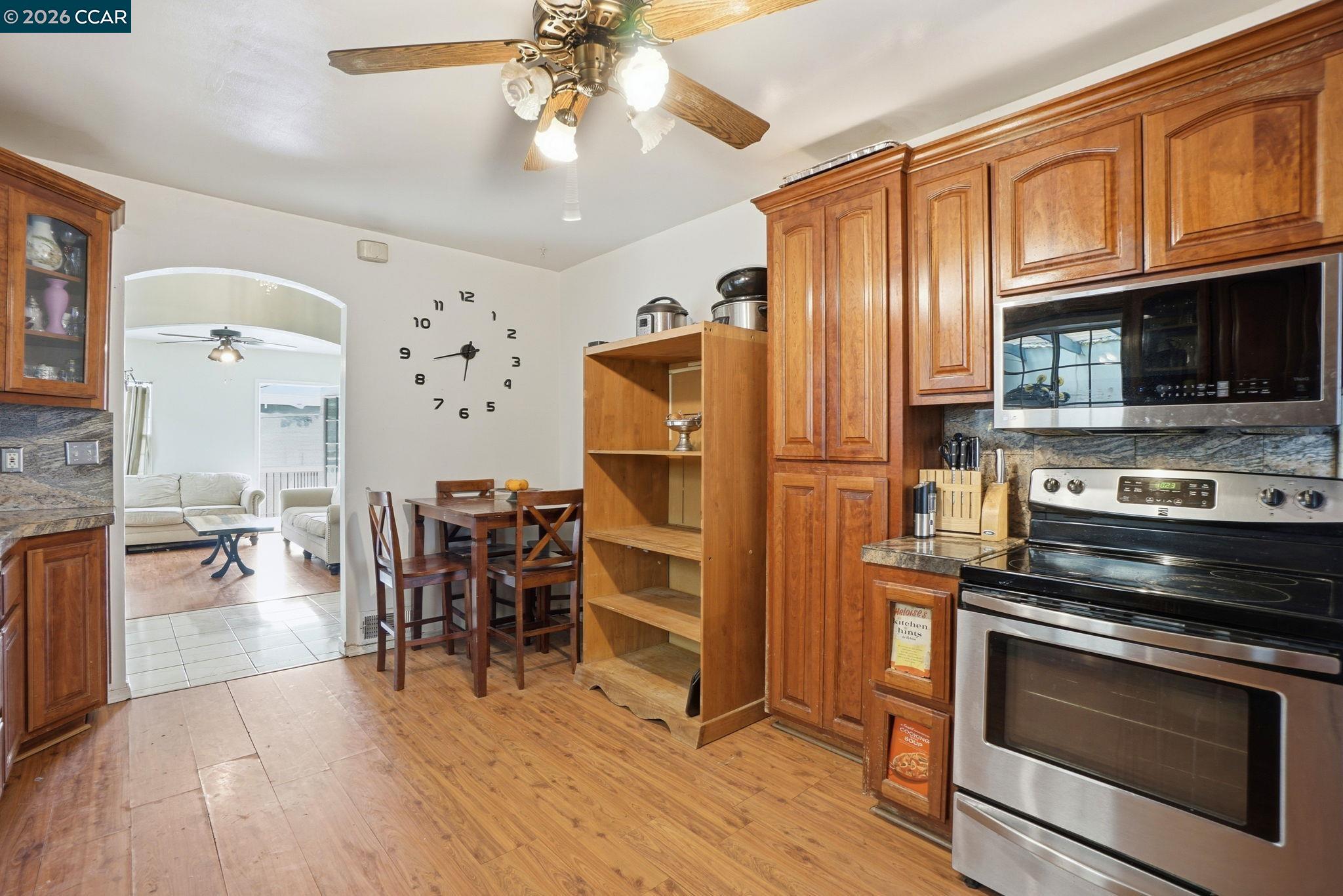 Detail Gallery Image 13 of 30 For 1035 Santa Fe Ave, Martinez,  CA 94553 - 2 Beds | 2 Baths