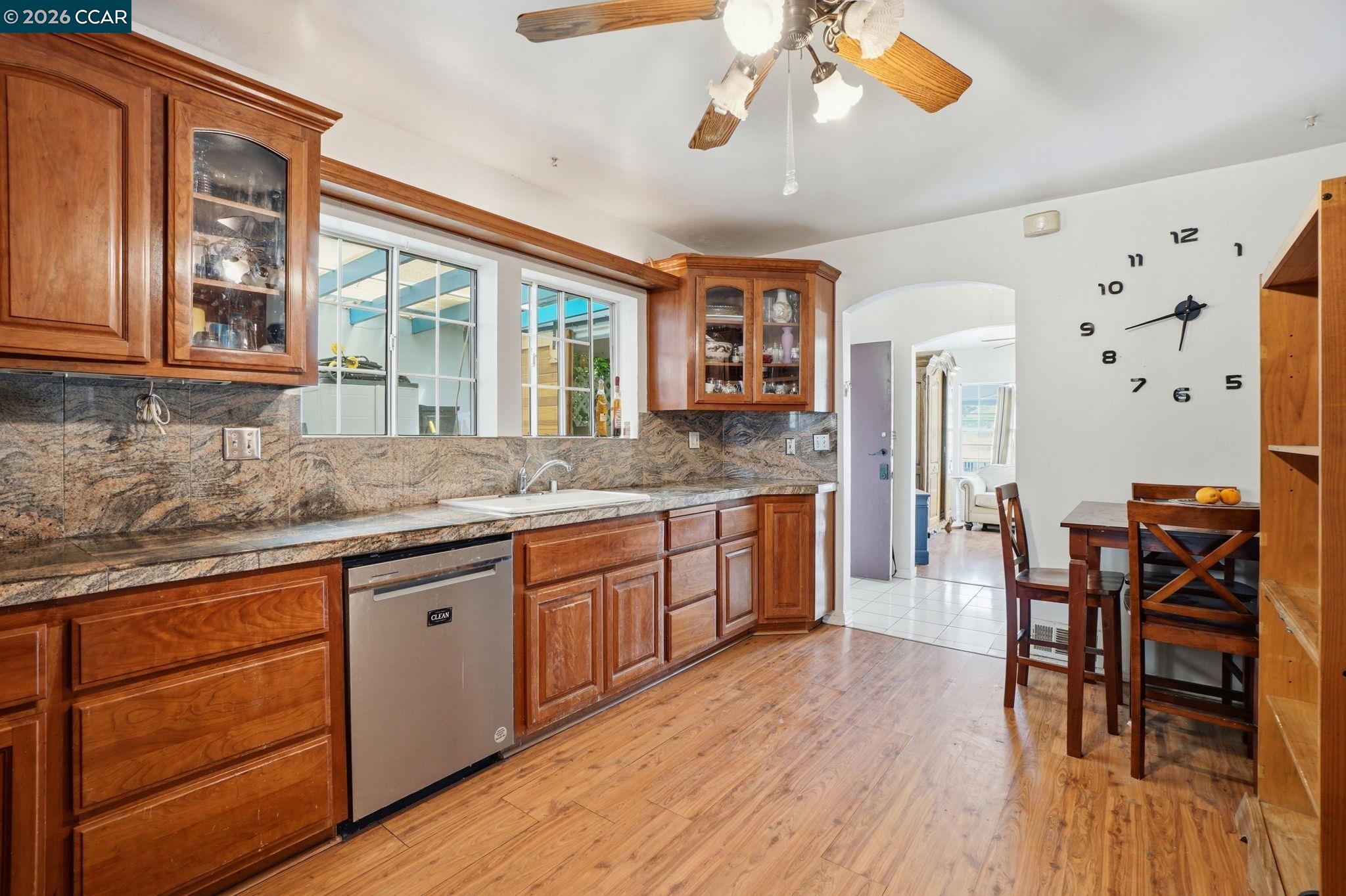 Detail Gallery Image 14 of 30 For 1035 Santa Fe Ave, Martinez,  CA 94553 - 2 Beds | 2 Baths