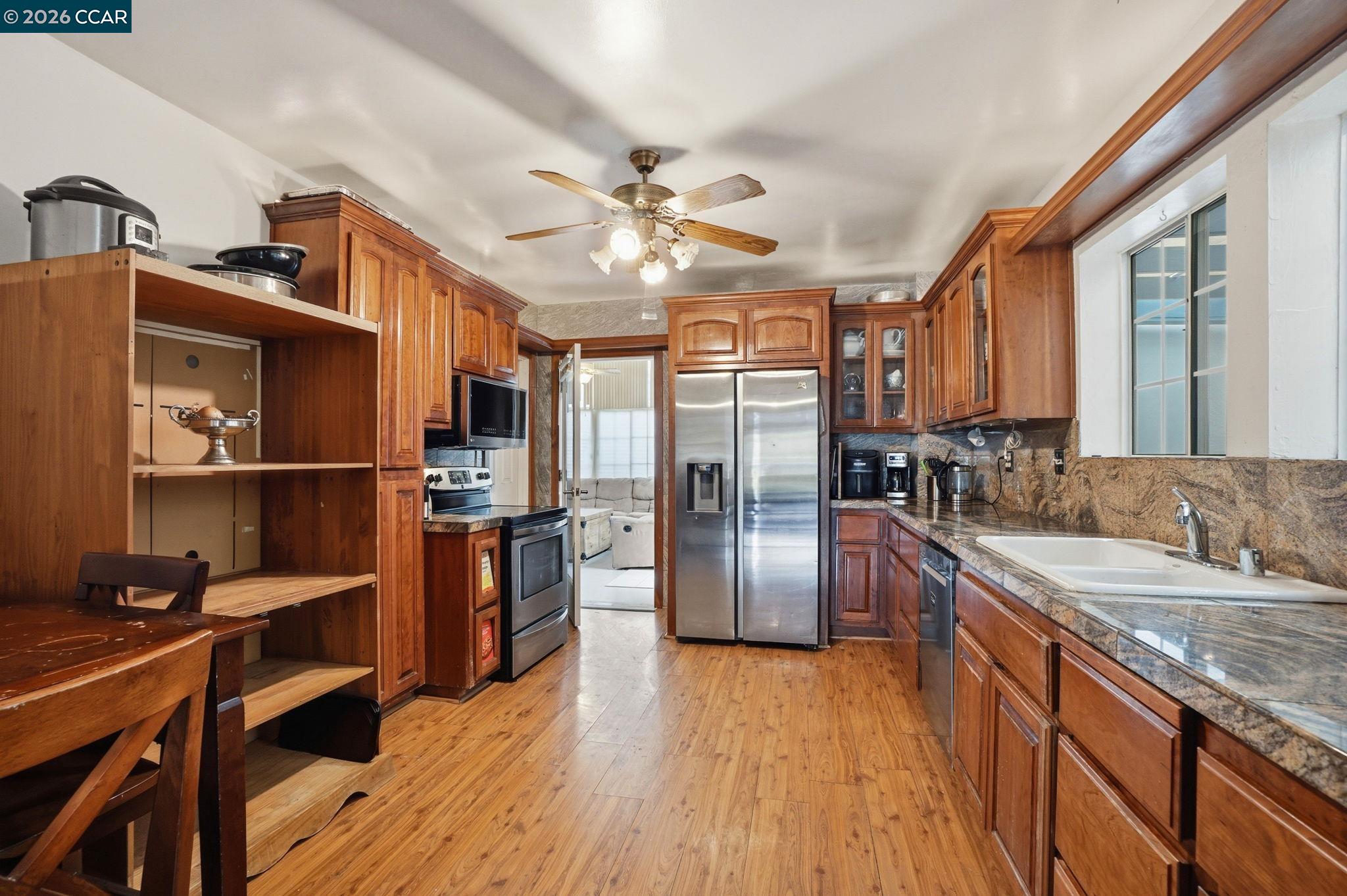 Detail Gallery Image 15 of 30 For 1035 Santa Fe Ave, Martinez,  CA 94553 - 2 Beds | 2 Baths