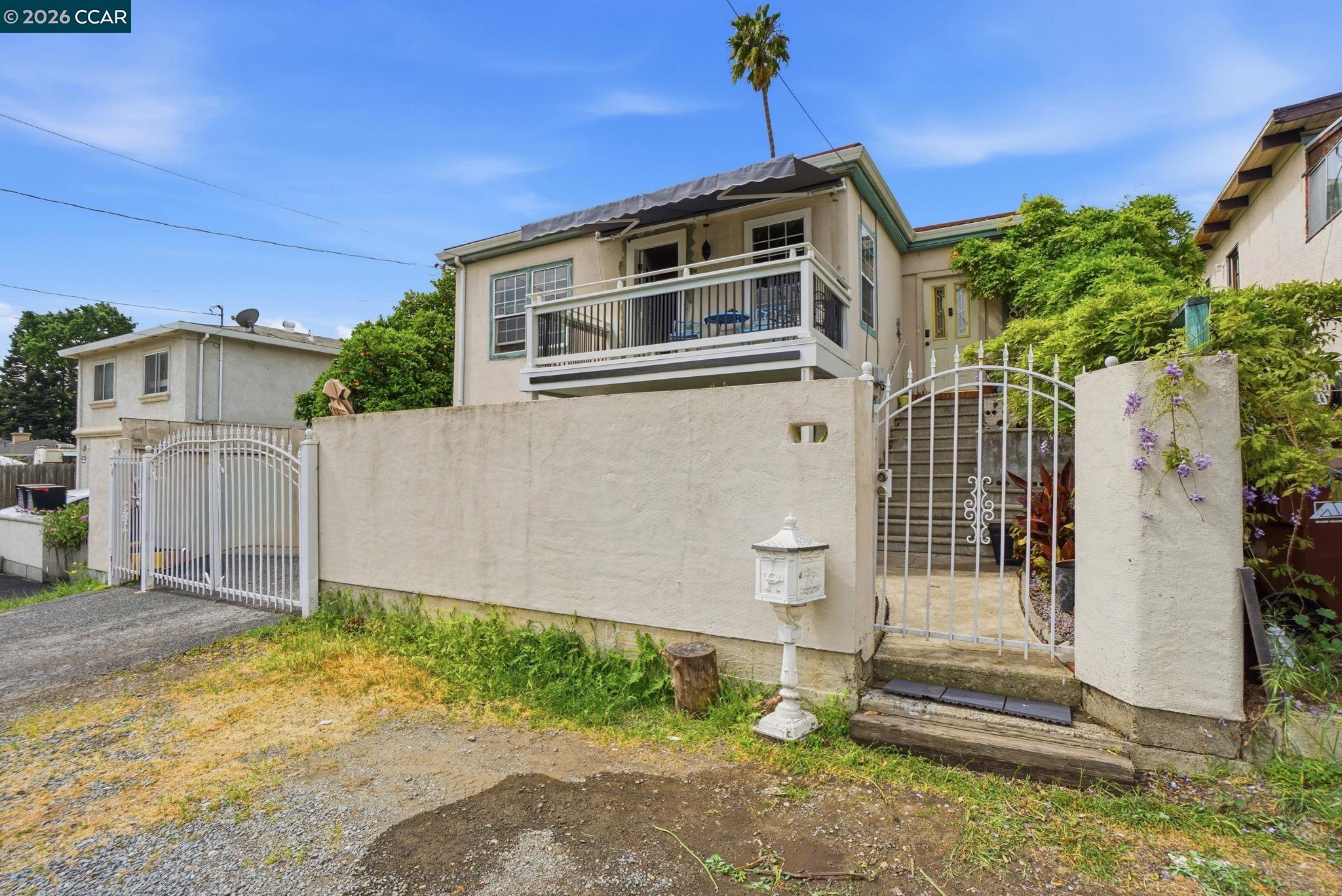 Detail Gallery Image 3 of 30 For 1035 Santa Fe Ave, Martinez,  CA 94553 - 2 Beds | 2 Baths