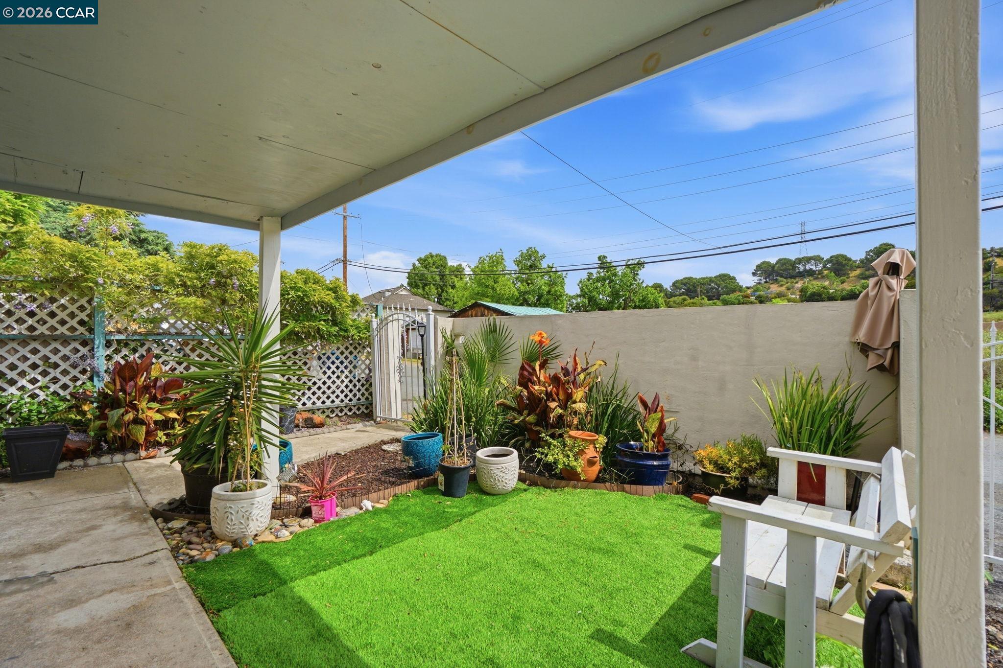 Detail Gallery Image 4 of 30 For 1035 Santa Fe Ave, Martinez,  CA 94553 - 2 Beds | 2 Baths