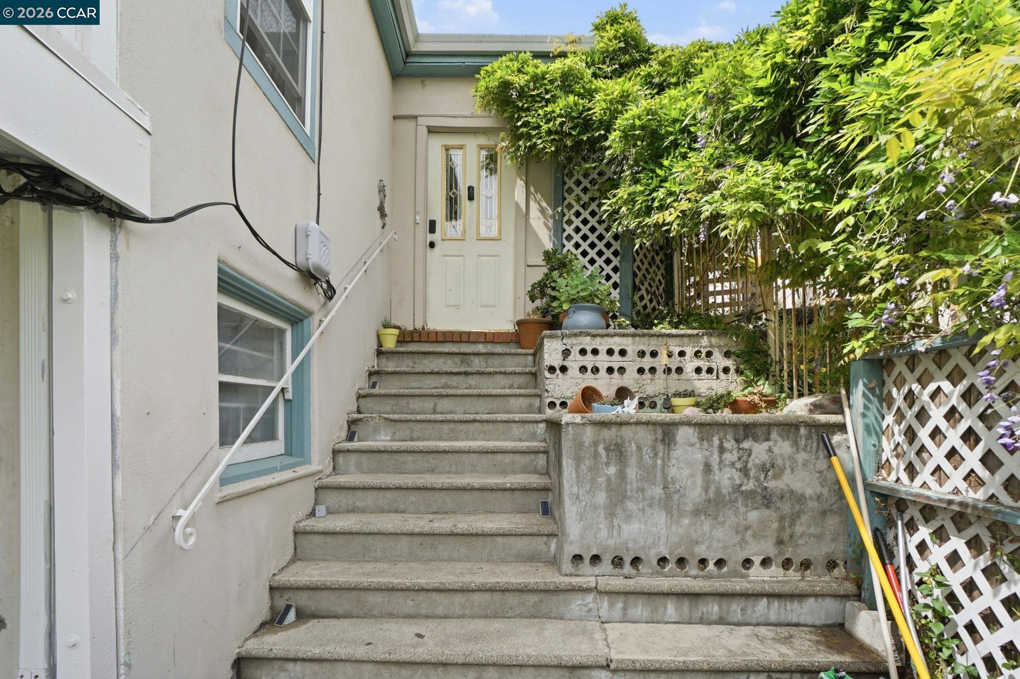 Detail Gallery Image 5 of 30 For 1035 Santa Fe Ave, Martinez,  CA 94553 - 2 Beds | 2 Baths