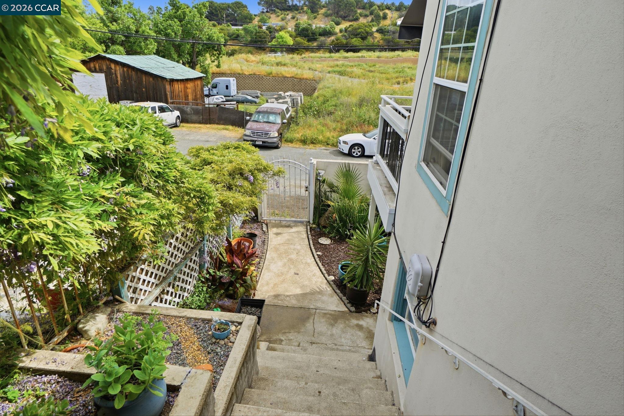 Detail Gallery Image 6 of 30 For 1035 Santa Fe Ave, Martinez,  CA 94553 - 2 Beds | 2 Baths