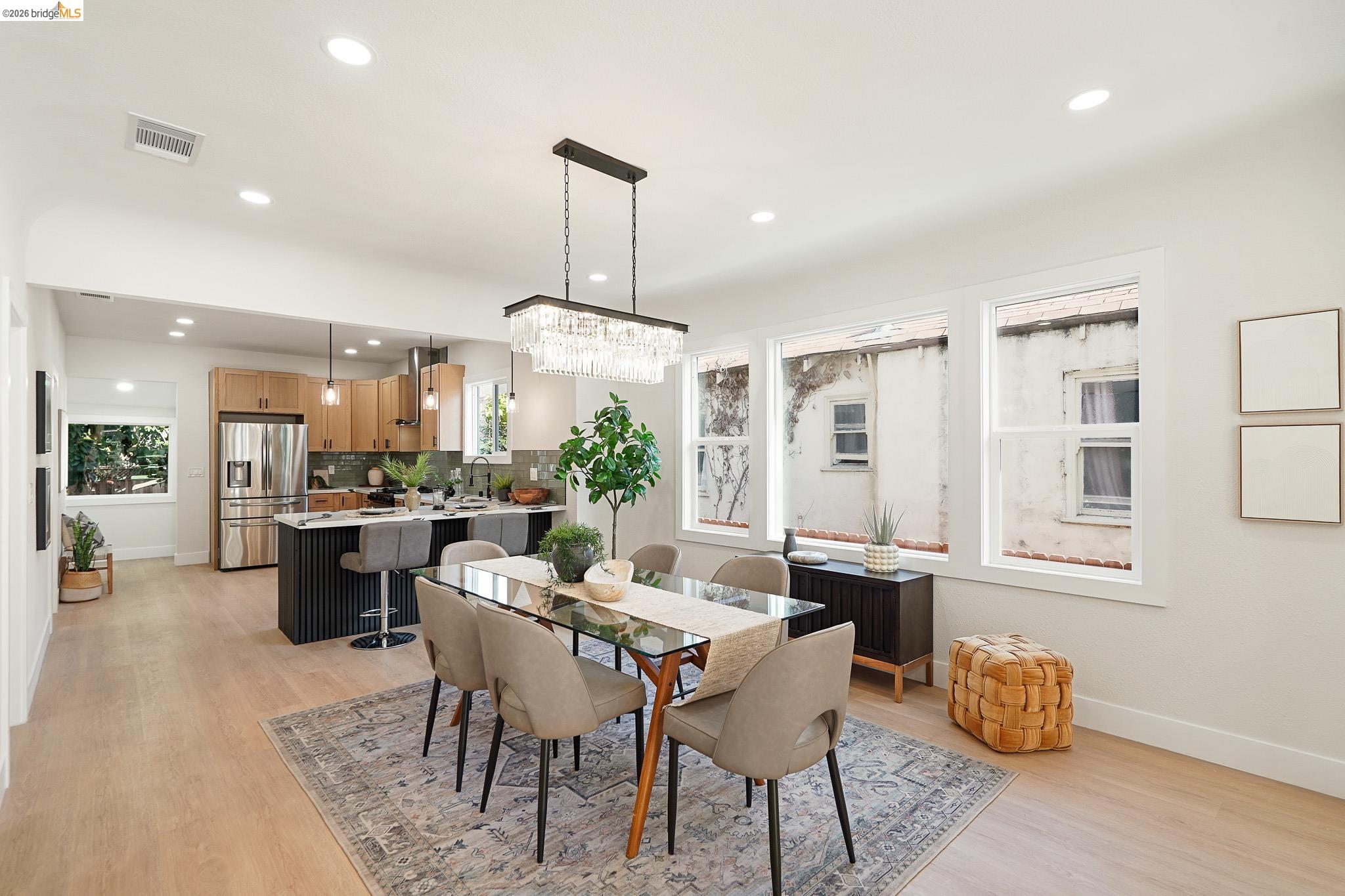 Detail Gallery Image 2 of 48 For 760 53rd St, Oakland,  CA 94609 - 3 Beds | 2 Baths