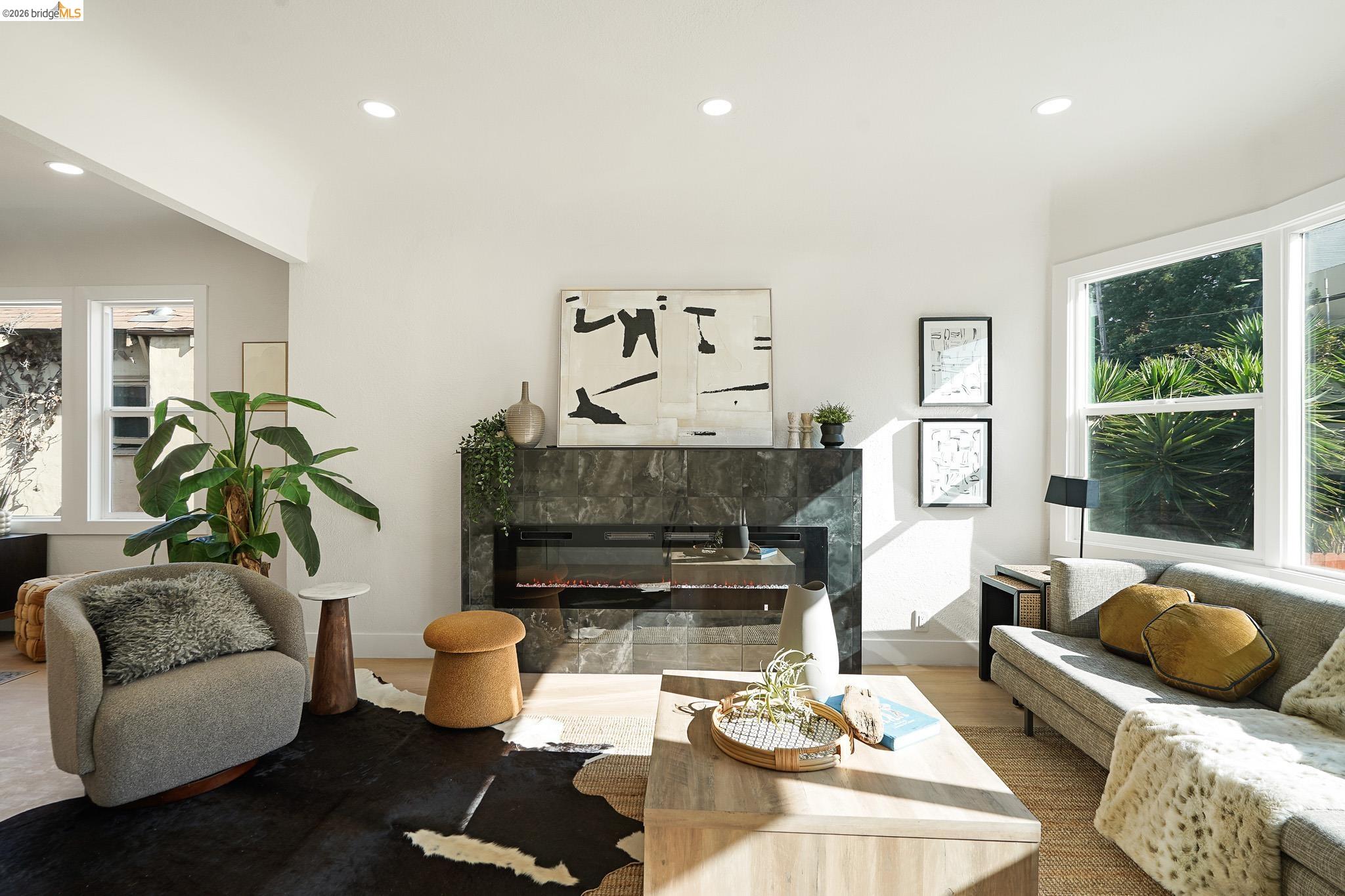 Detail Gallery Image 4 of 48 For 760 53rd St, Oakland,  CA 94609 - 3 Beds | 2 Baths