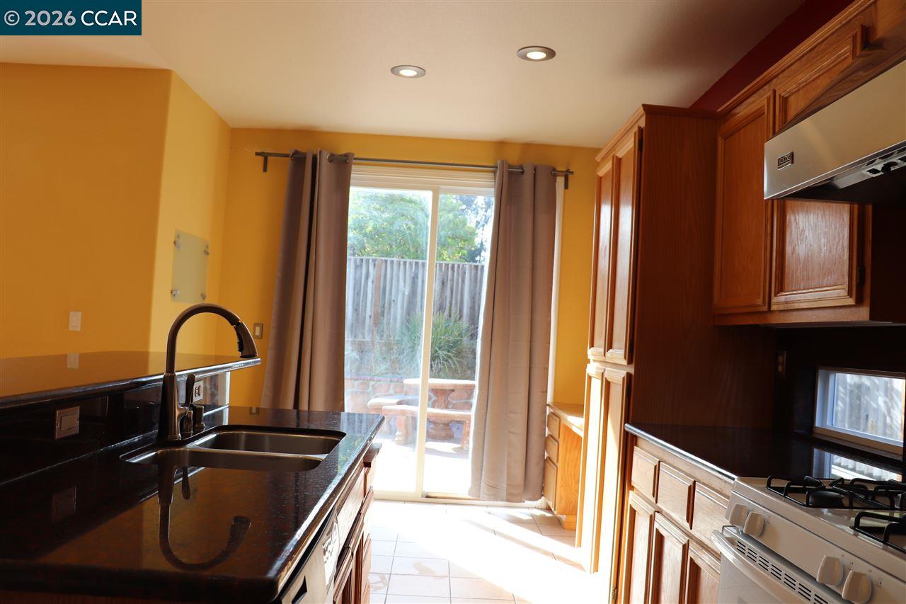 Detail Gallery Image 11 of 34 For 4037 Coleman Circle, Richmond,  CA 94806 - 4 Beds | 3/3 Baths