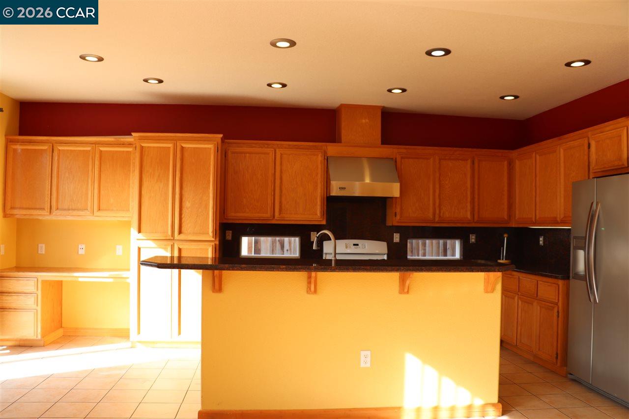 Detail Gallery Image 9 of 34 For 4037 Coleman Circle, Richmond,  CA 94806 - 4 Beds | 3/3 Baths