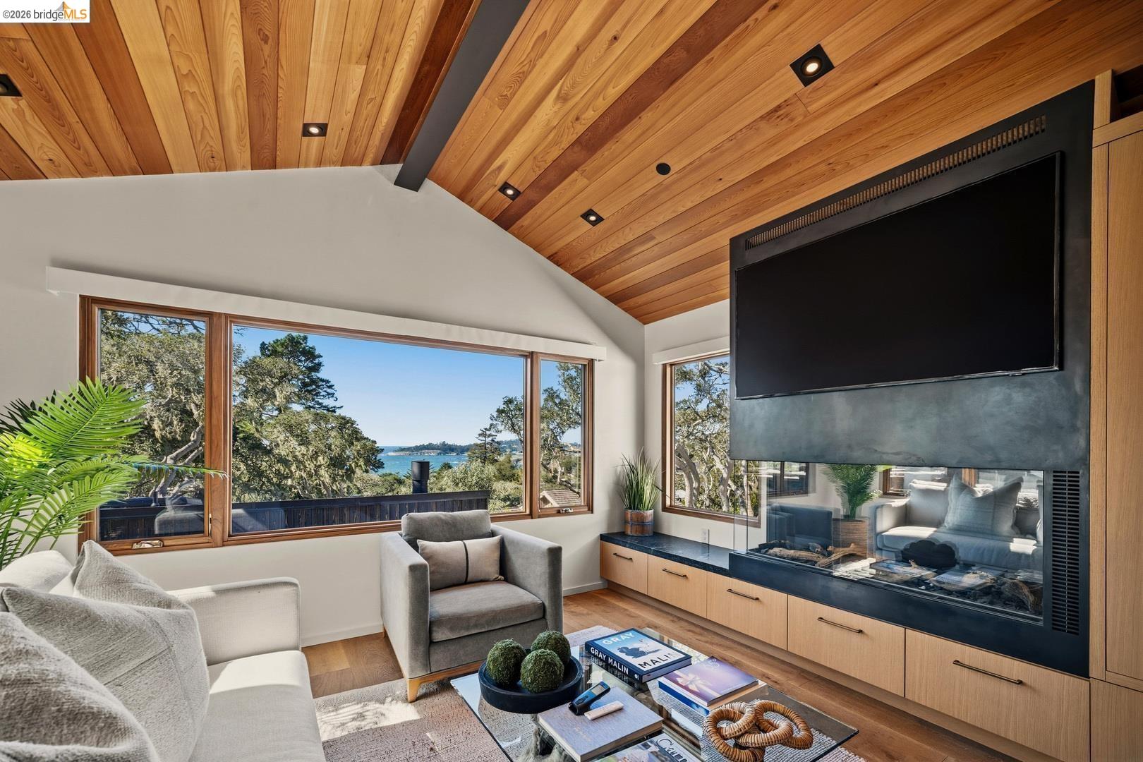 Detail Gallery Image 14 of 41 For 9 Nw of Ocean on Casanova St, Carmel by the Sea,  CA 93921 - 3 Beds | 3 Baths