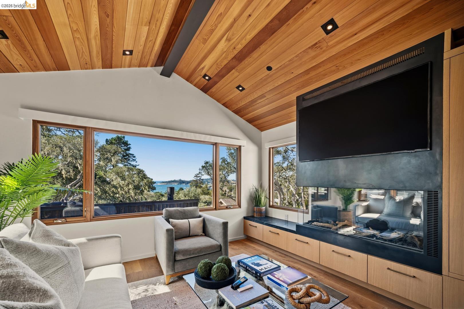 Detail Gallery Image 14 of 40 For 9 Nw of Ocean on Casanova St, Carmel by the Sea,  CA 93921 - 3 Beds | 3 Baths