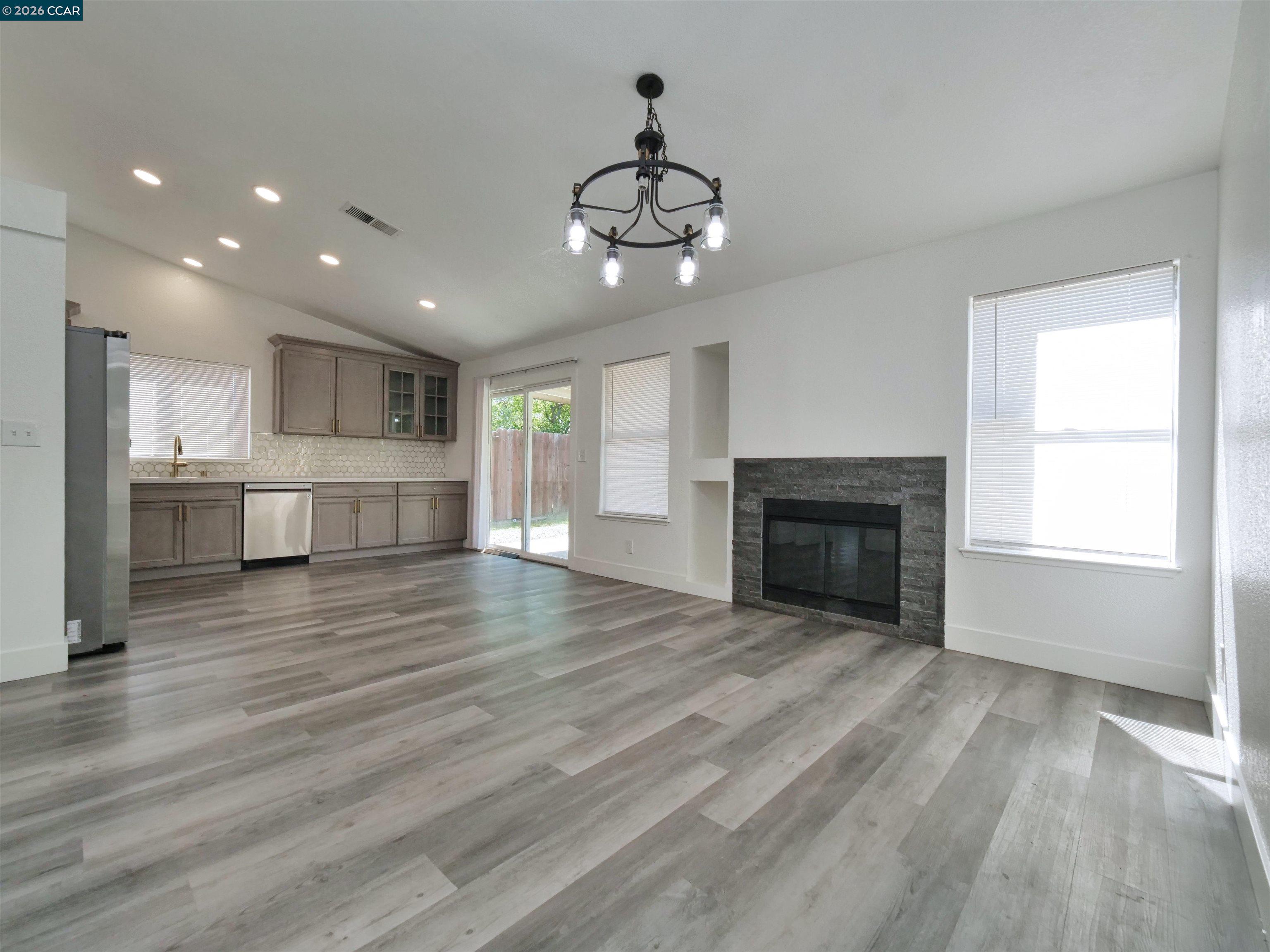 Detail Gallery Image 7 of 33 For 3830 Steve Lillie Cir, Stockton,  CA 95206 - 3 Beds | 2 Baths