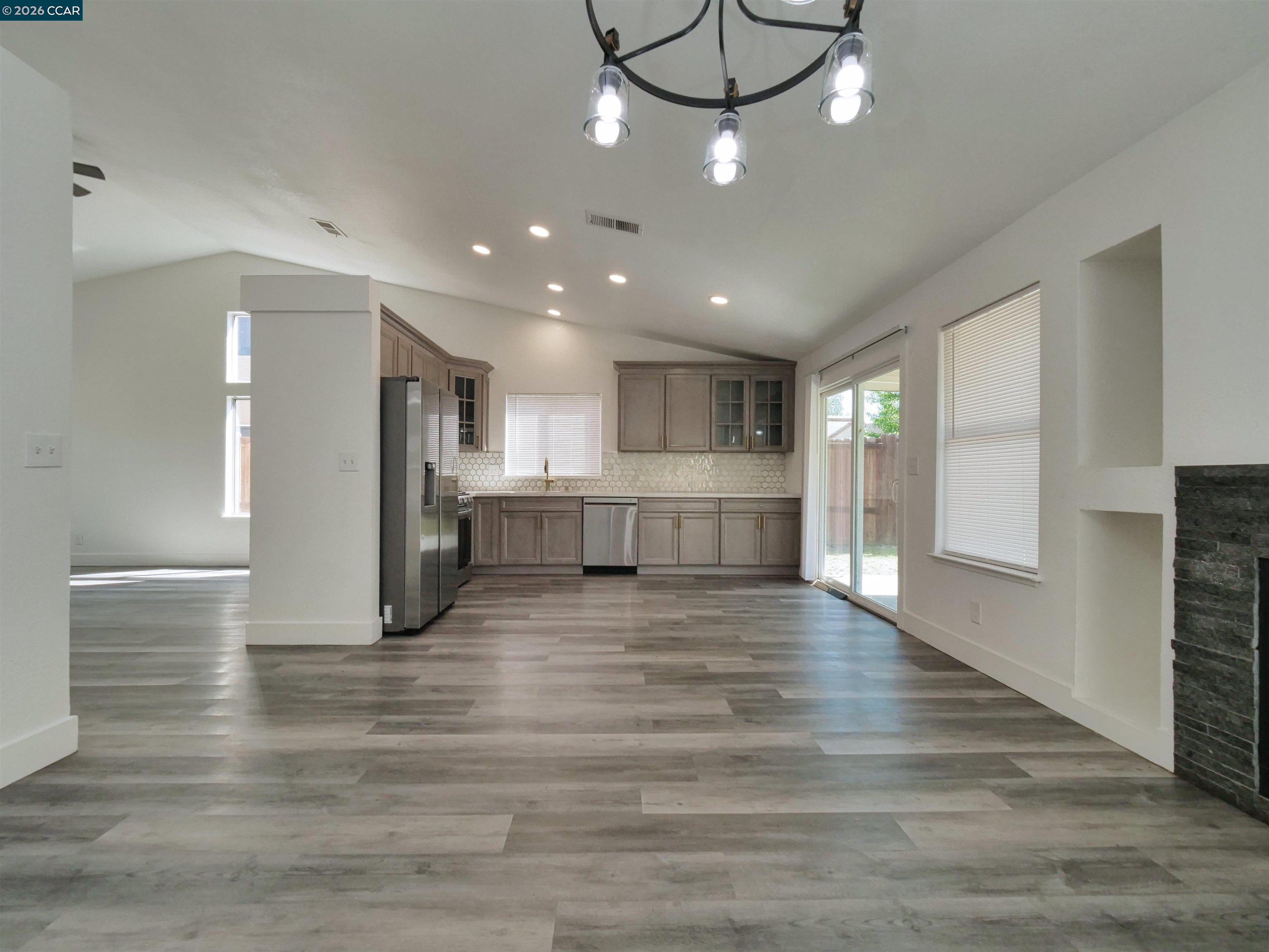 Detail Gallery Image 9 of 33 For 3830 Steve Lillie Cir, Stockton,  CA 95206 - 3 Beds | 2 Baths