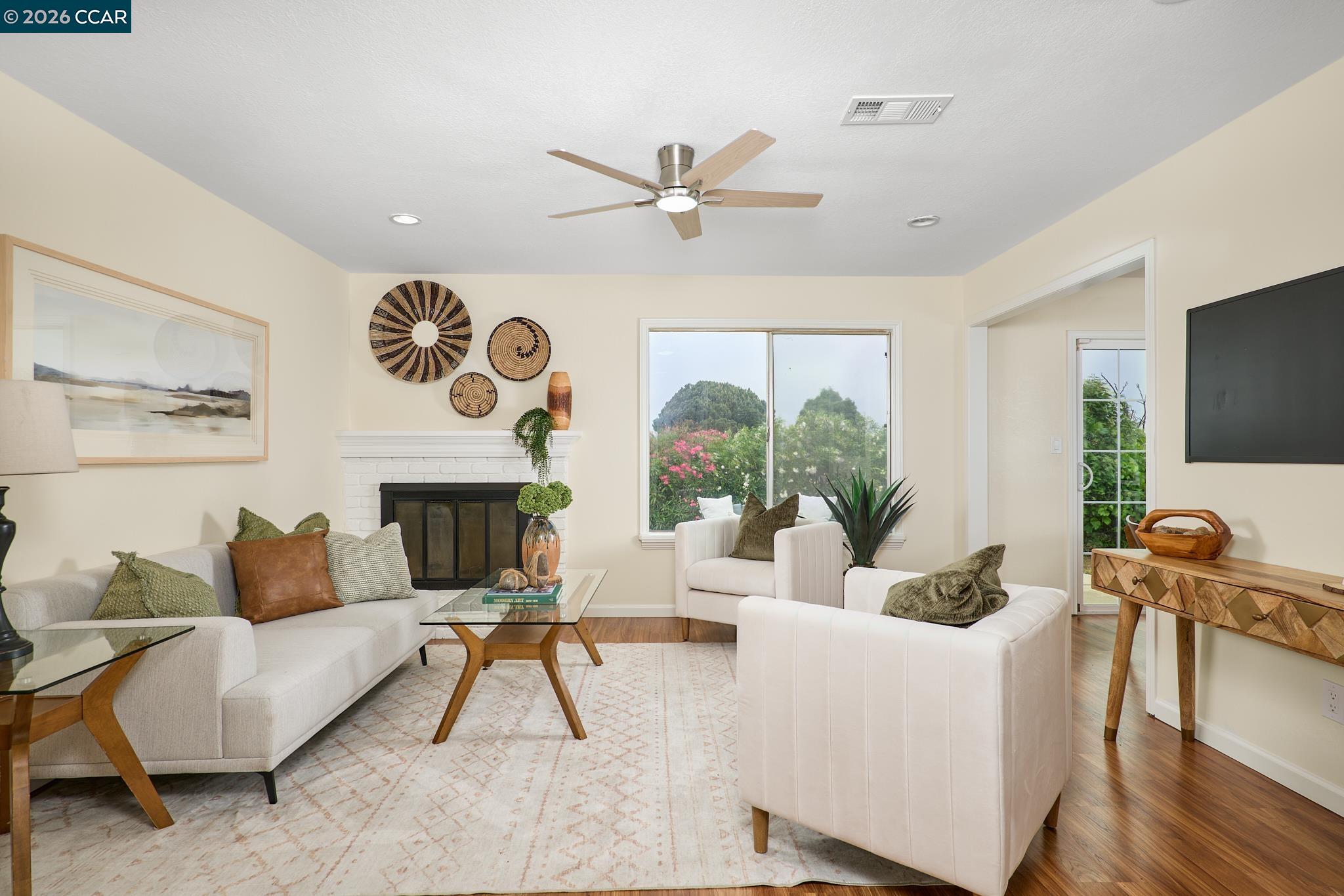 Detail Gallery Image 3 of 21 For 884 Serrana Ct, Pittsburg,  CA 94565 - 3 Beds | 1 Baths